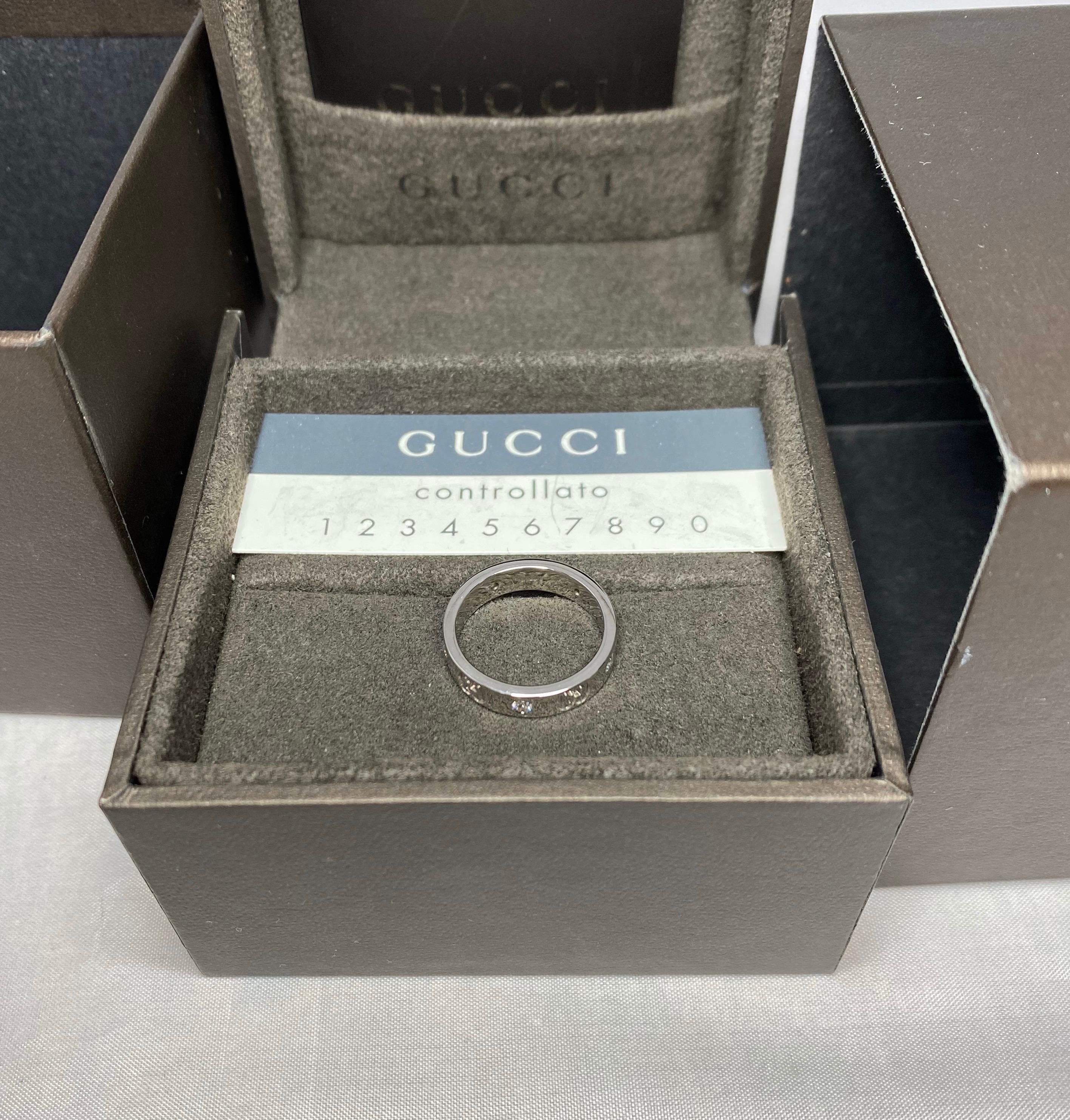 Like New Gucci Icon Diamond White Gold 18 Karat Band Ring with Box In Excellent Condition In Birmingham, GB