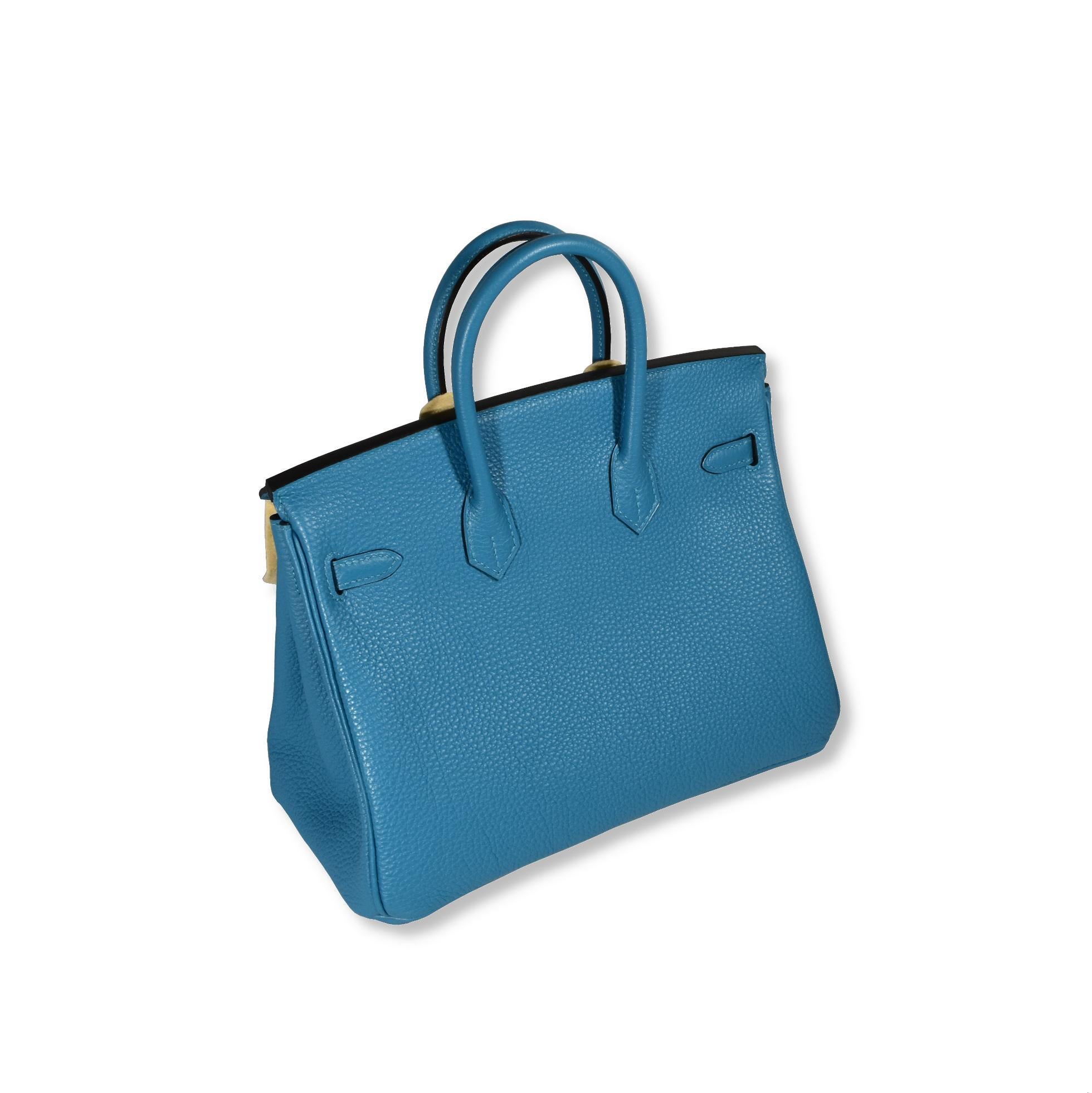 L'iconique Hermès Birkin 25 est le symbole du luxe et du goût raffiné de son propriétaire. Ce modèle est proposé en togo turquoise avec des accessoires en palladium et des poignées supérieures. Le sac à main convient aussi bien aux occasions