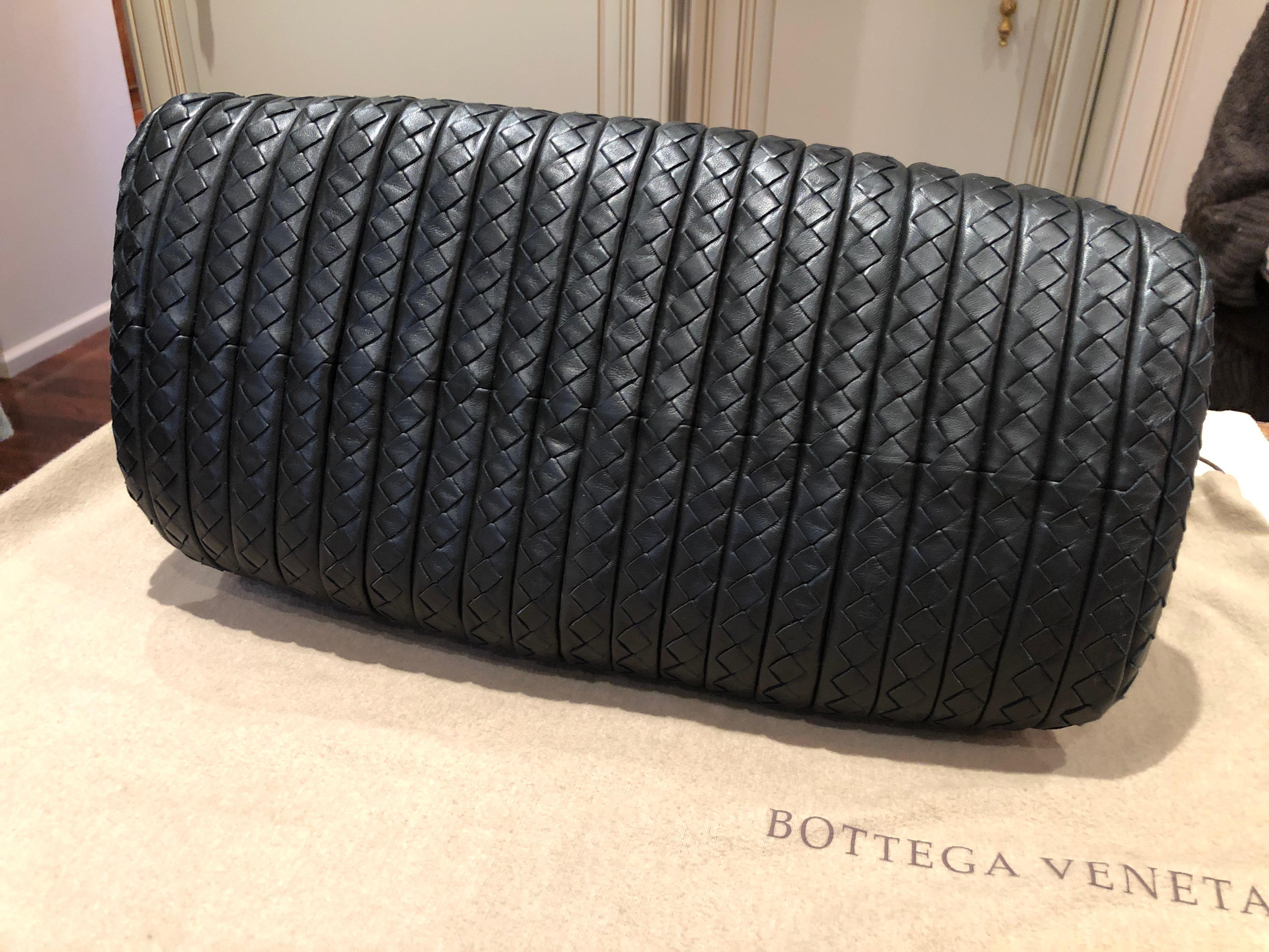 Like New Luxurious Bottega Veneta New Bond Satchel In Excellent Condition In Hopewell, NJ