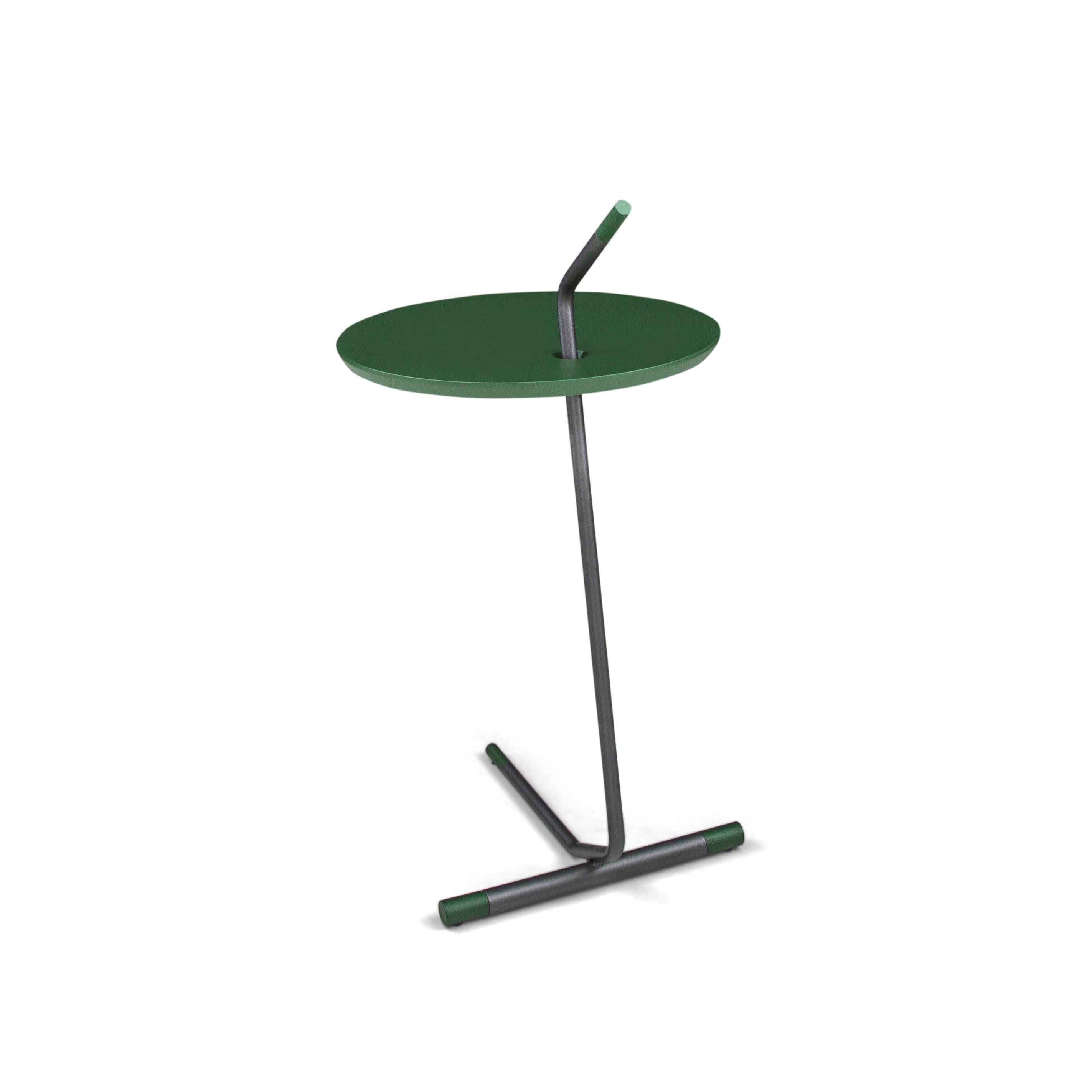 La table d'appoint like est composée d'un plateau en bois MDF en finition verte et d'une base en métal. Cette table est constituée de parallèles, ce qui lui confère une forme distinctive et un aspect non conventionnel. Cette table présente une