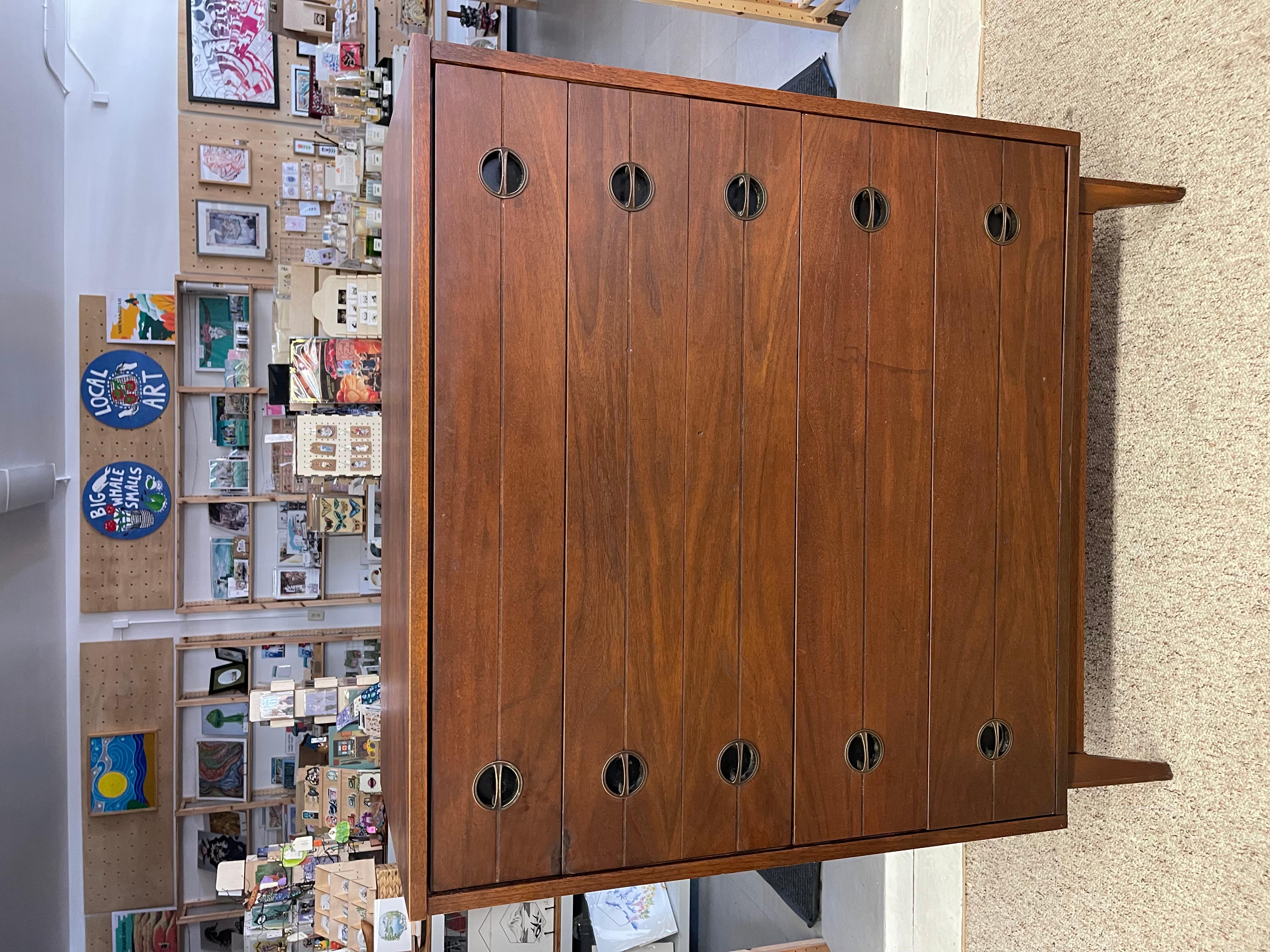Mid-Century Modern Vraisemblablement une commode haute en noyer, datant des années 1960, de style moderne du milieu du siècle dernier en vente