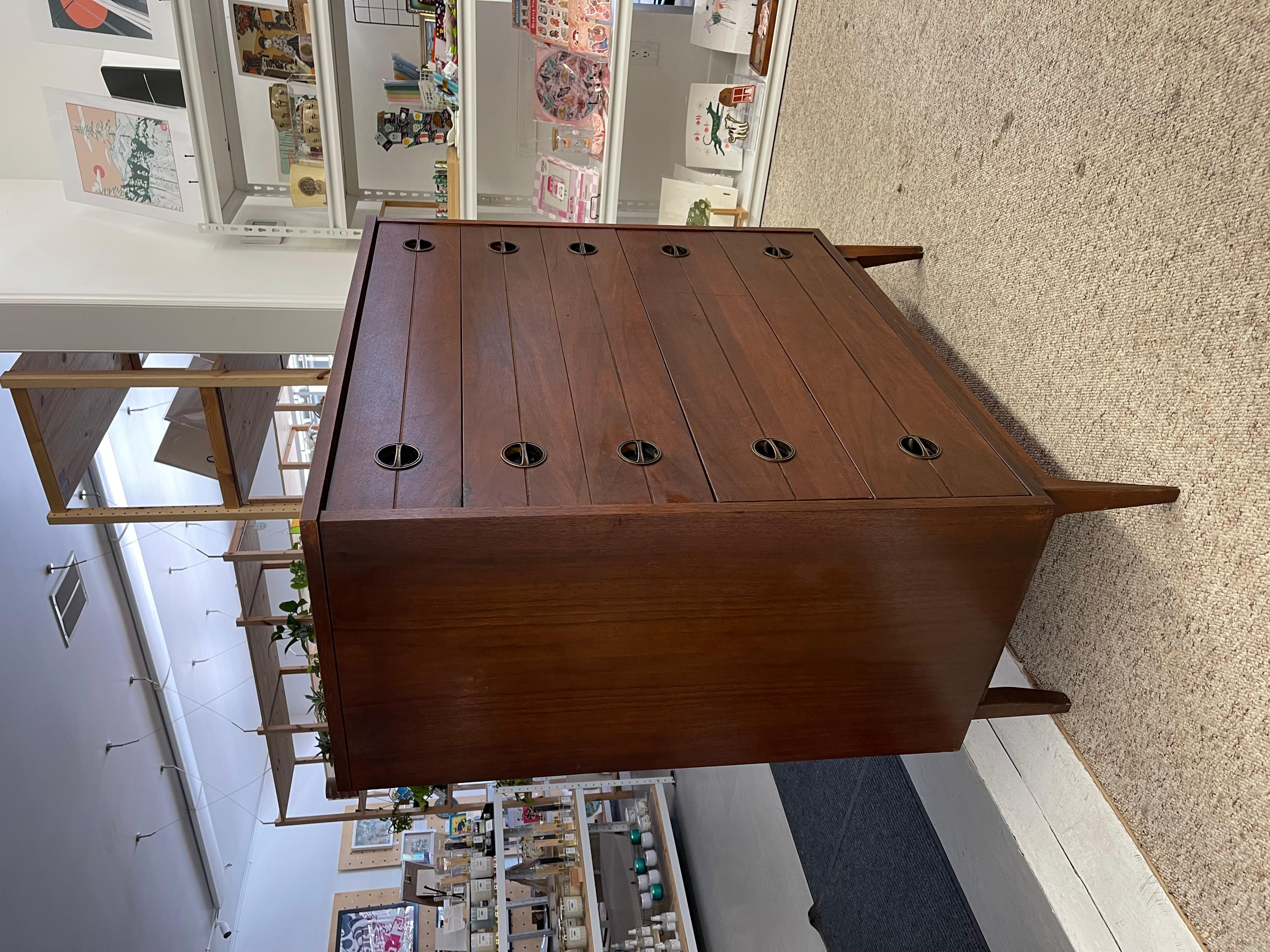 Vraisemblablement une commode haute en noyer, datant des années 1960, de style moderne du milieu du siècle dernier Bon état - En vente à Seattle, WA