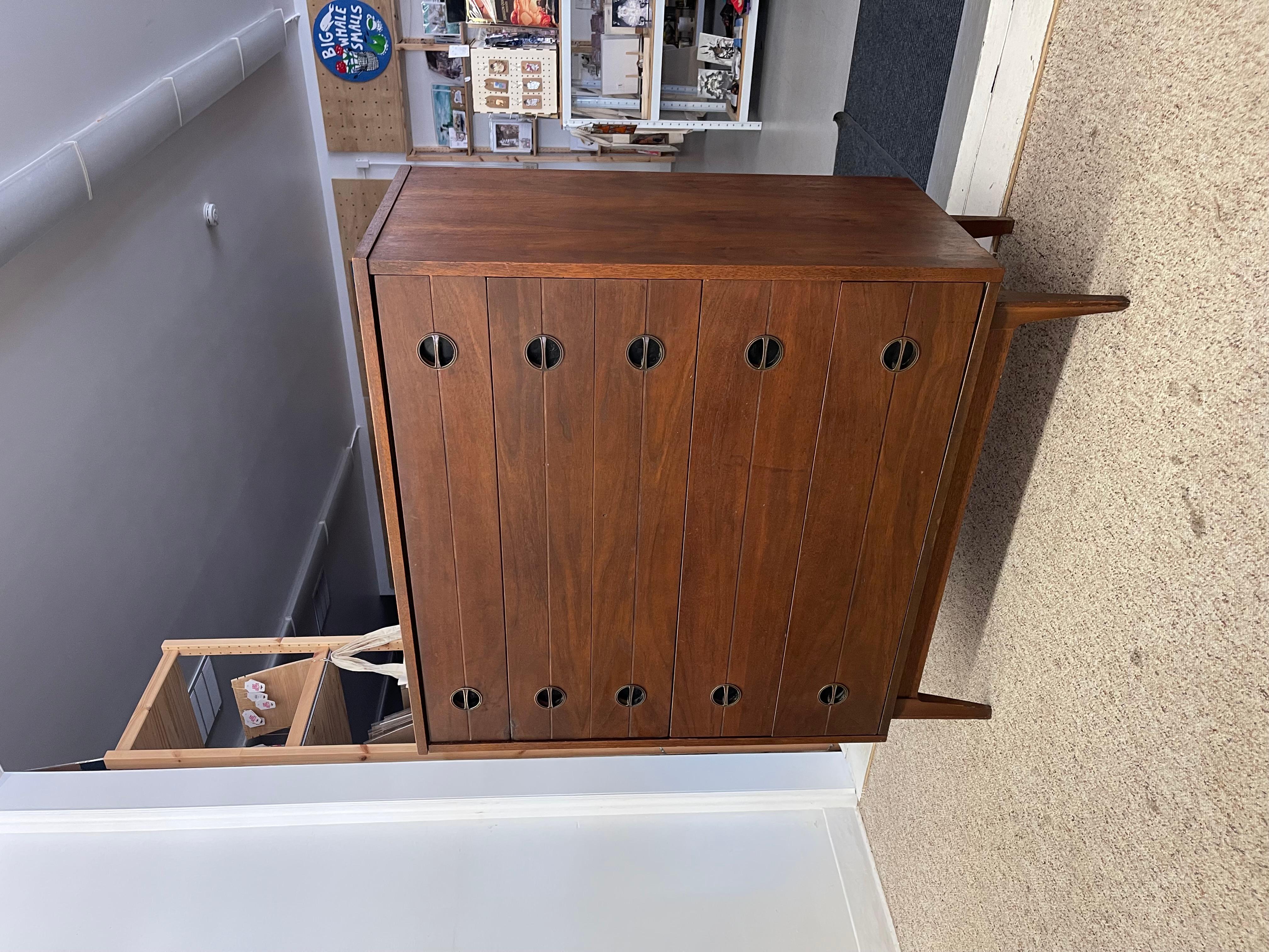 Milieu du XXe siècle Vraisemblablement une commode haute en noyer, datant des années 1960, de style moderne du milieu du siècle dernier en vente