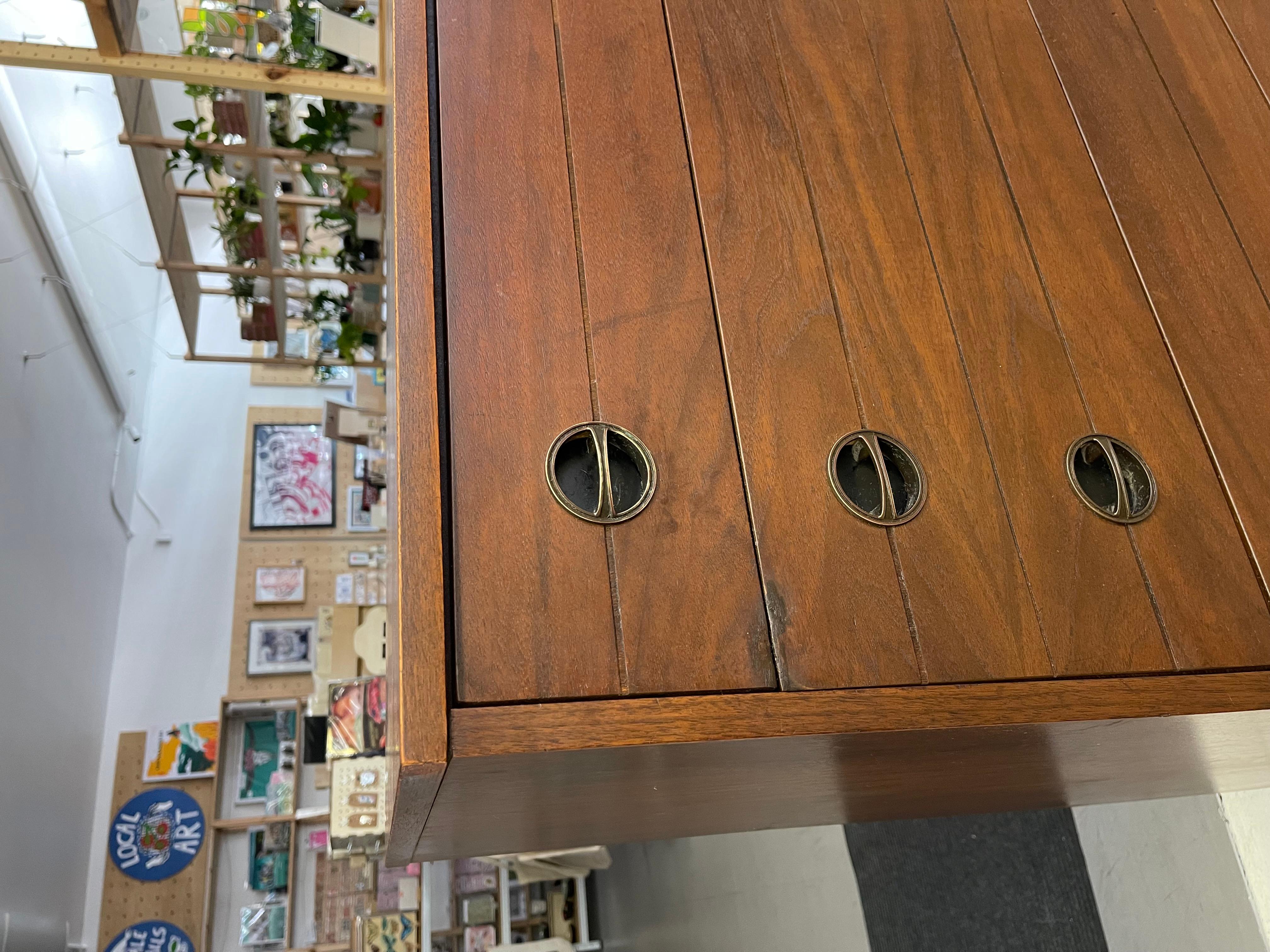 Noyer Vraisemblablement une commode haute en noyer, datant des années 1960, de style moderne du milieu du siècle dernier en vente
