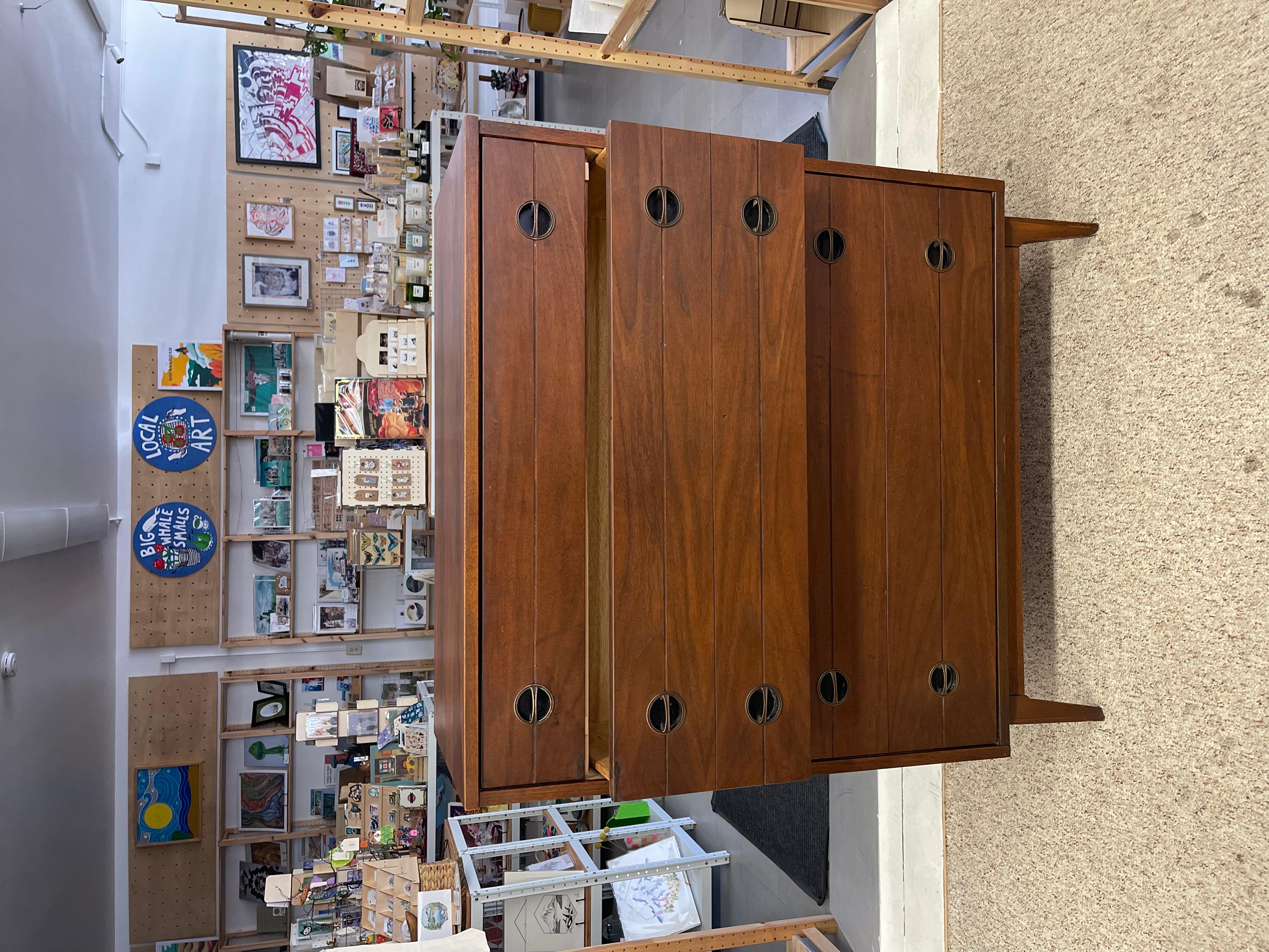 Vraisemblablement une commode haute en noyer, datant des années 1960, de style moderne du milieu du siècle dernier en vente 2