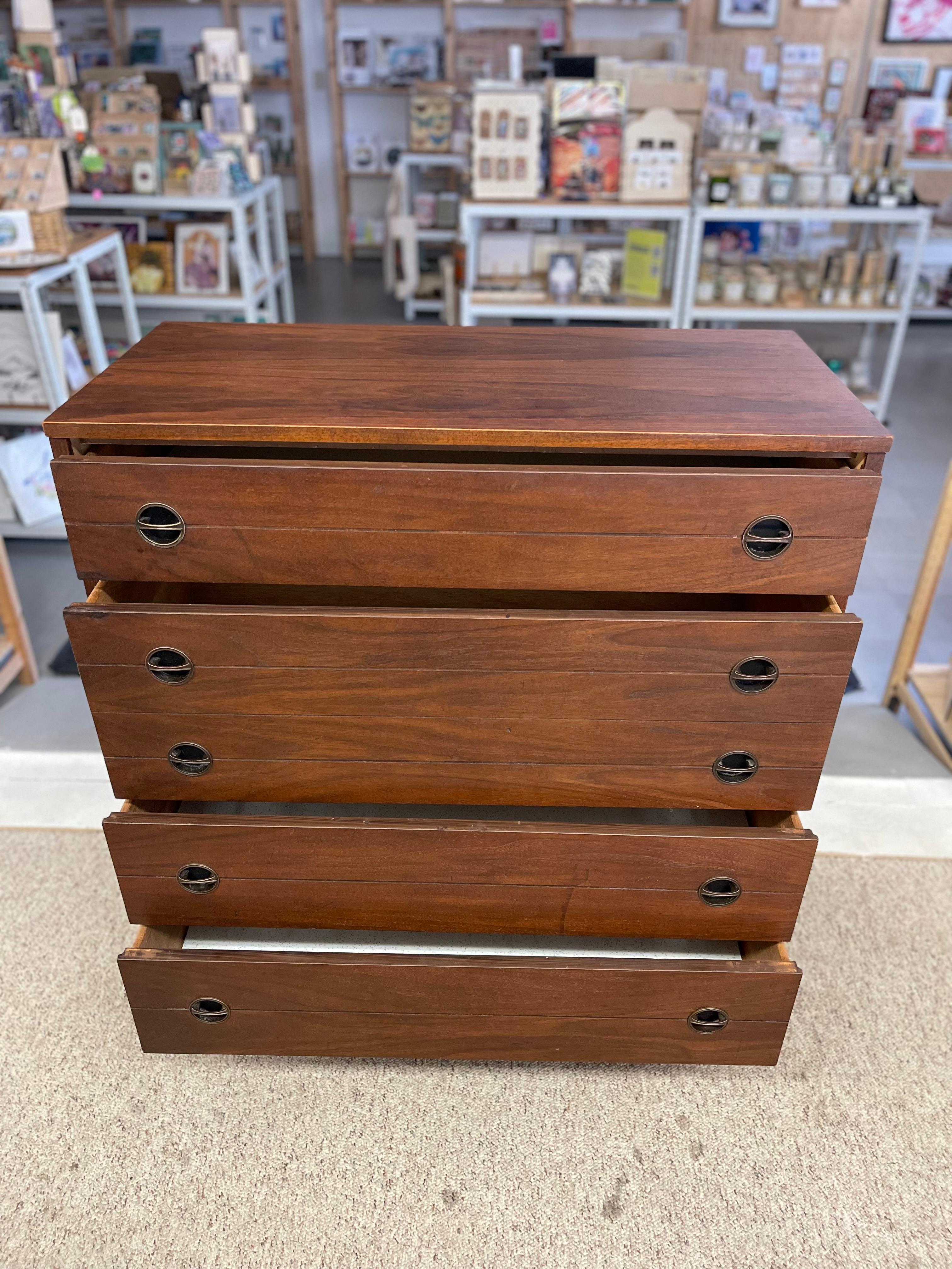 Vraisemblablement une commode haute en noyer, datant des années 1960, de style moderne du milieu du siècle dernier en vente 3