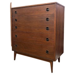 Vraisemblablement une commode haute en noyer, datant des années 1960, de style moderne du milieu du siècle dernier