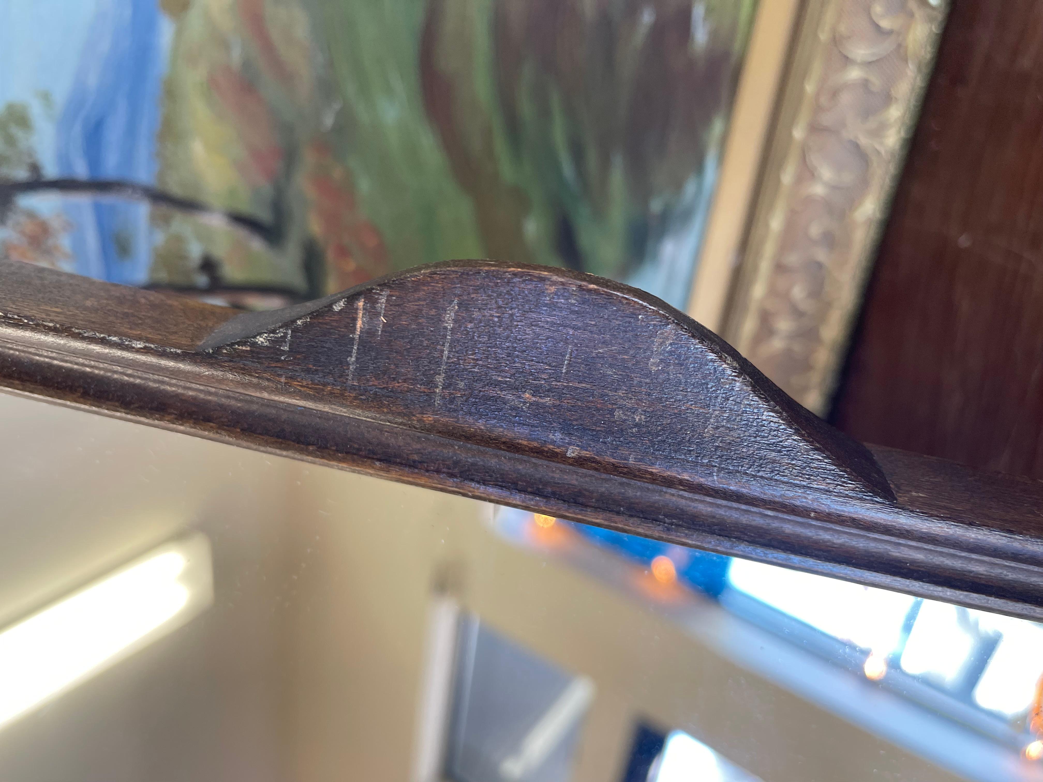 Espejo de Pared Antiguo de Artes y Oficios con Marco de Madera Tallada en venta 1