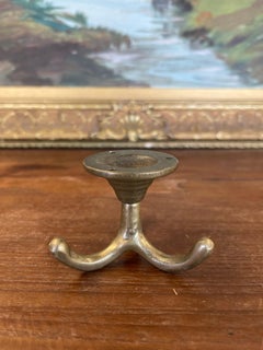 Likely Antique Brass Toned Tripod Wandhaken oder Hut Rack Base Mount.
