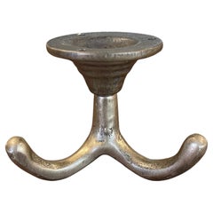 Likely Antique Brass Toned Tripod Wandhaken oder Hut Rack Base Mount.