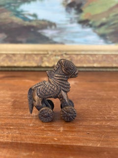 Likely Antique Bronze Toned Toy Horse auf Rädern, Tribal Folk Art Figur.