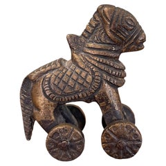 Likely Antique Bronze Toned Toy Horse auf Rädern, Tribal Folk Art Figur.