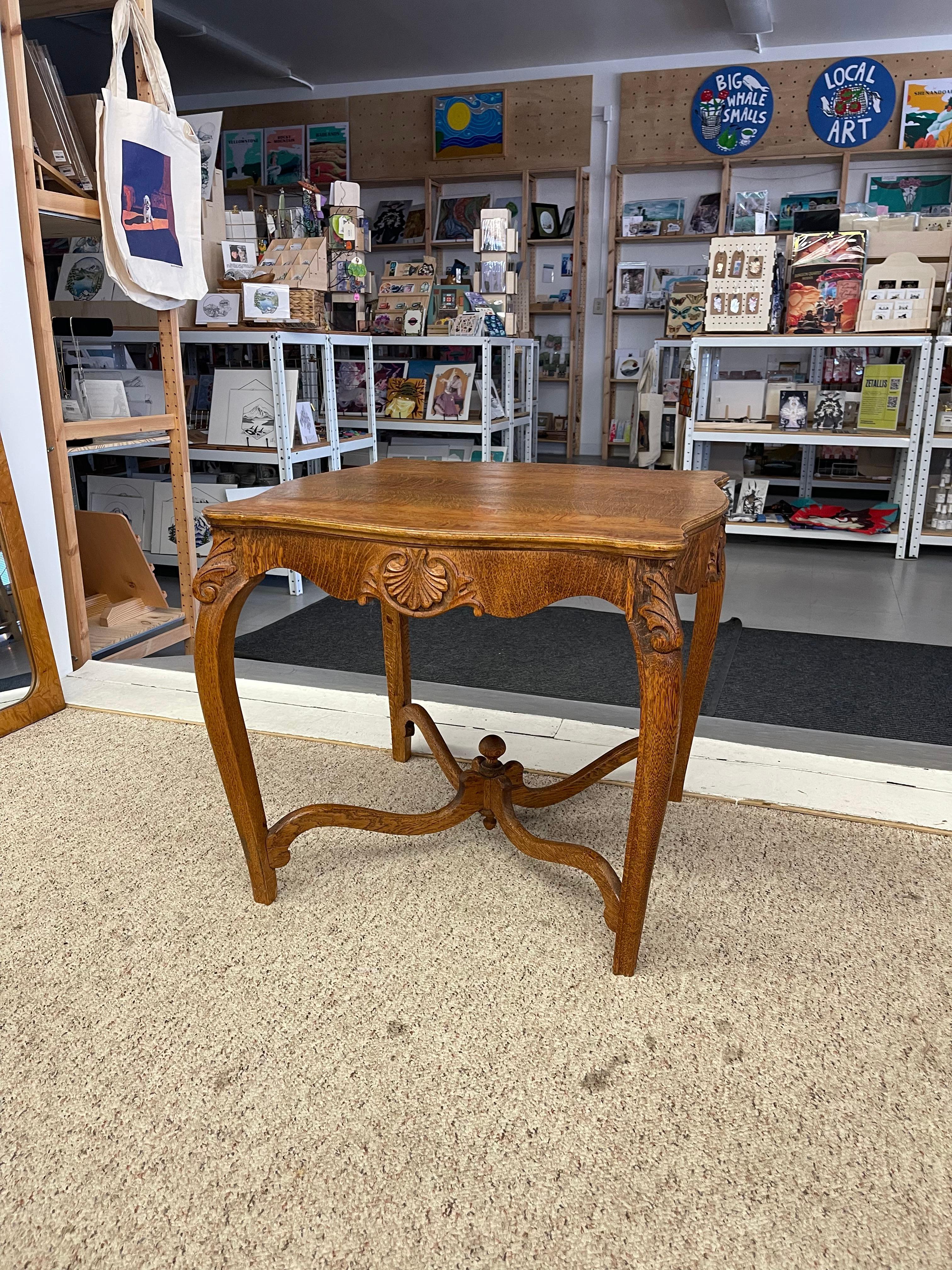 Mid-Century moderno Tavolino antico probabilmente di Oak con piano a serpentina. in vendita
