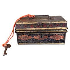 Probable caja de cerradura de hojalata pintada antigua con llave, siglo XIX