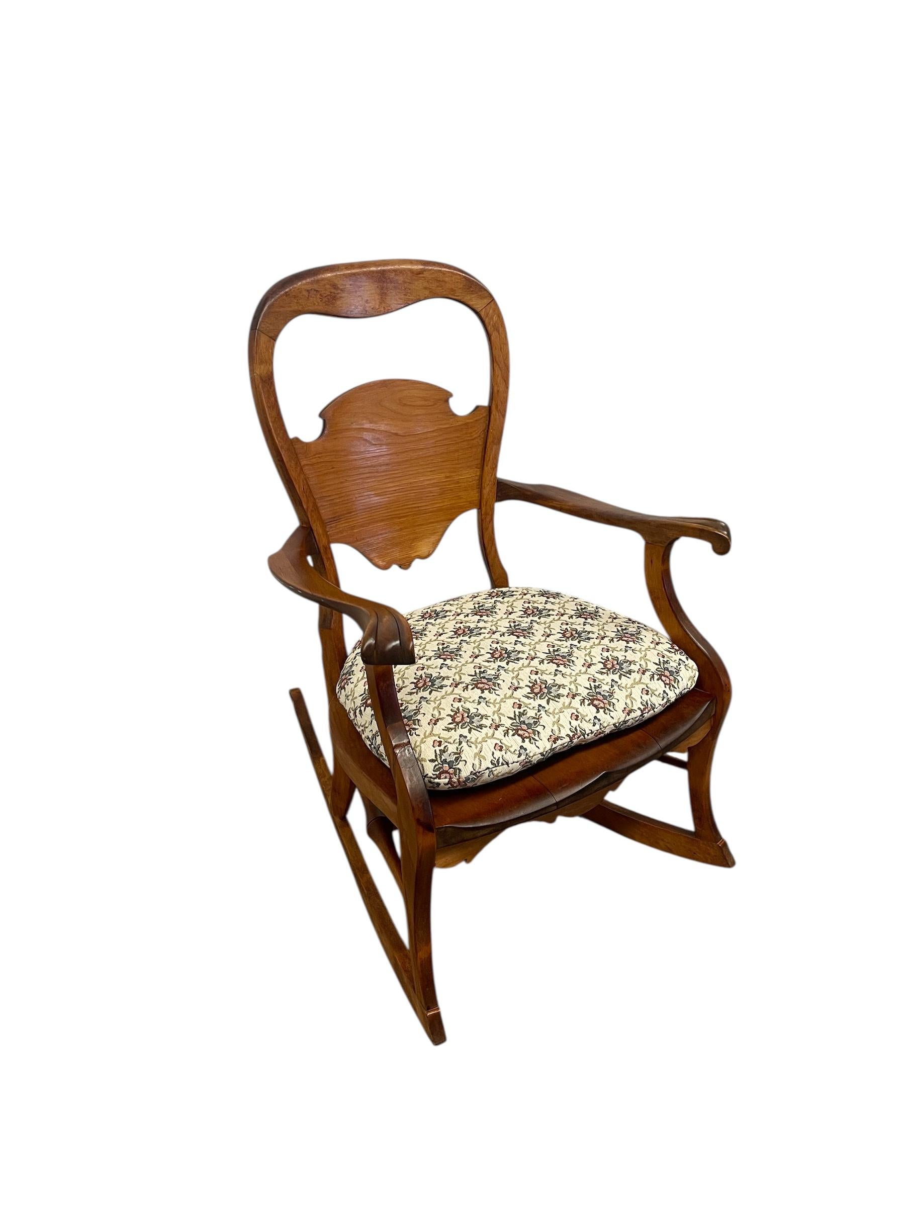 Mid-Century moderno Probabile sedia a dondolo antica in stile vittoriano in legno massiccio con braccioli intagliati in vendita