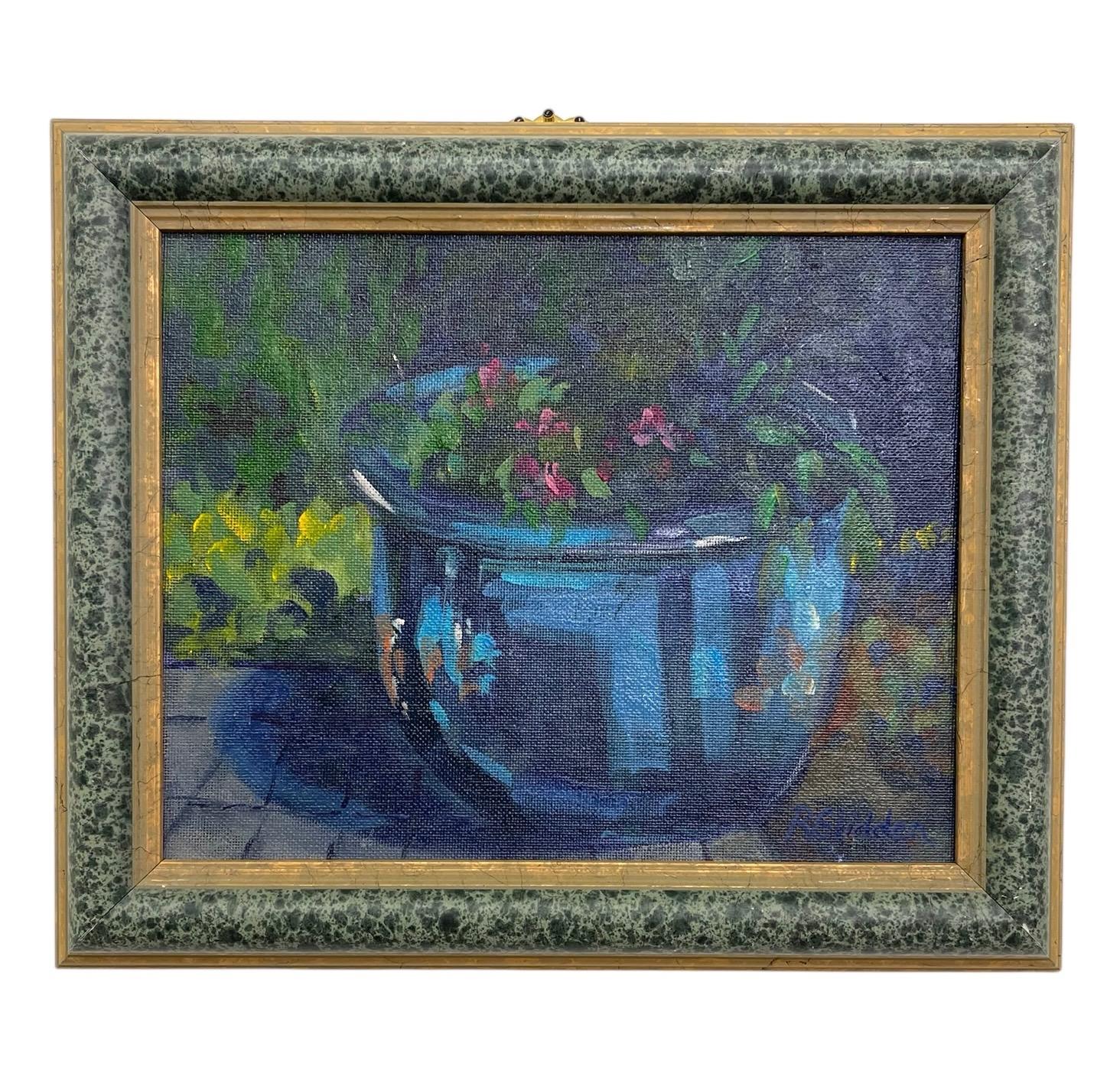 Ein wahrscheinlich originales Ölgemälde auf Leinwand des Künstlers R. Glidden, das ein großes blaues Keramikgefäß mit leuchtenden Blumen und Grünzeug zeigt. Die Komposition hebt die spiegelnde Glasur des Topfes hervor, die mit warmen Akzenten von