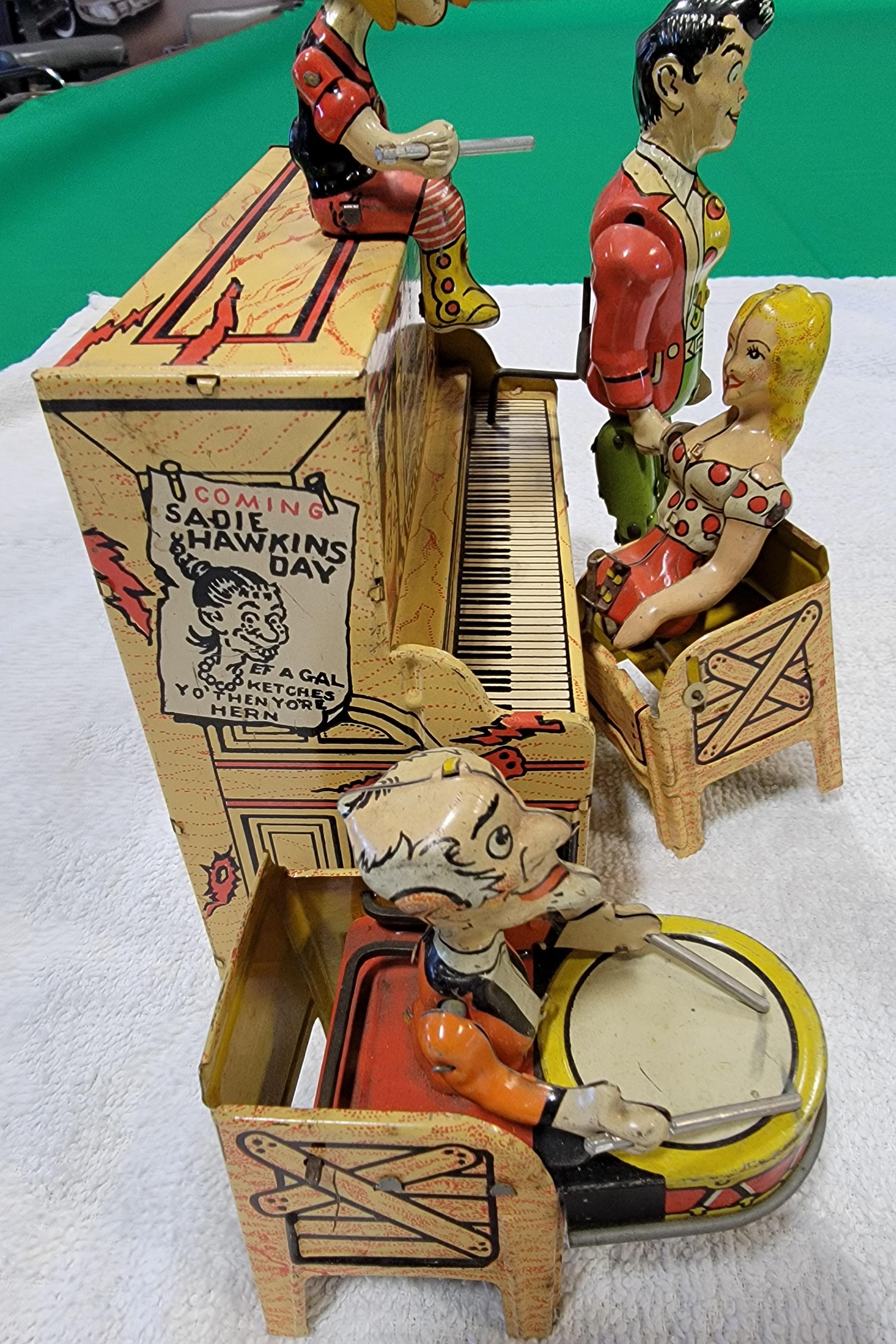 Li'l Abner Tin Lithograph Mechanical Wind-Up Piano Band Toy In Good Condition For Sale In Fulton, CA