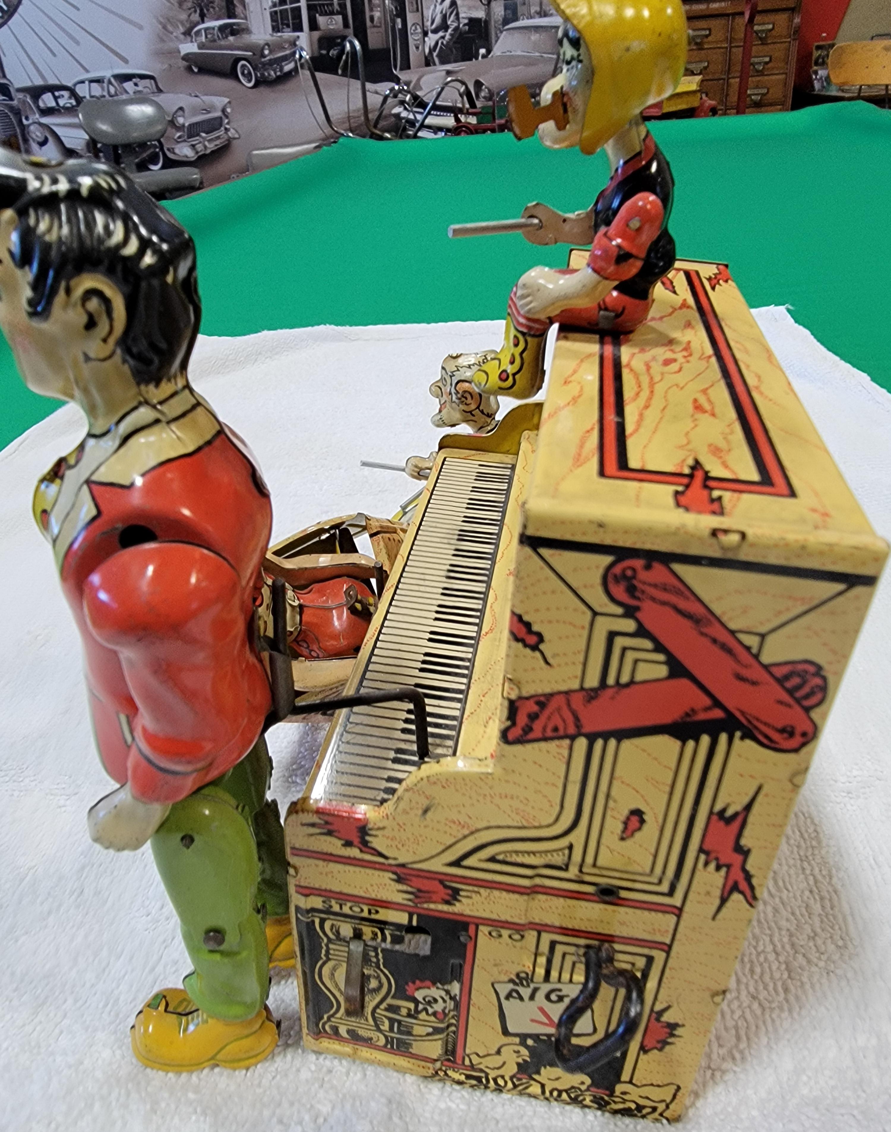 Li'l Abner Zinn-Lithographie Mechanisches Wind-Up Klavierband-Spielzeug (Mitte des 20. Jahrhunderts) im Angebot