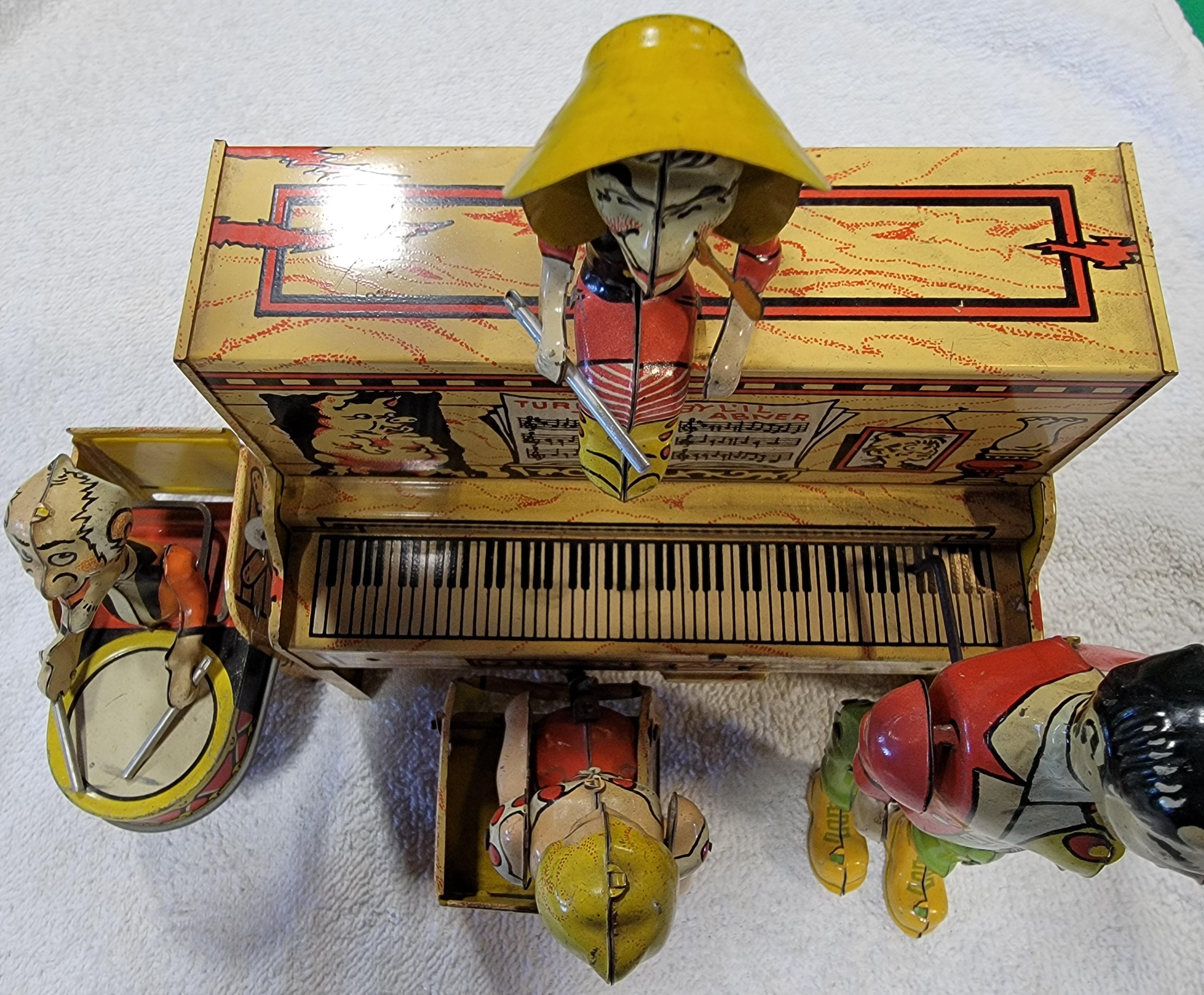Li'l Abner Tin Lithograph Mechanical Wind-Up Piano Band Toy For Sale 1