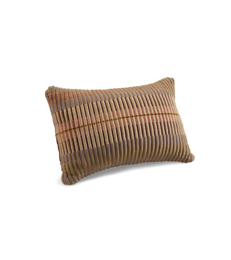 Il cuscino di Lila Chumbes 1 di Mae Engelgeer. 
Materiali: 100% cotone. 
Tecnica: Tessuto a mano in Colombia. 
Dimensioni: L 60 x H 40 cm 
Disponibile nei colori: Lila/ mattone/ oro/ terra. Disponibile anche nelle misure: Cuscino medio, grande e