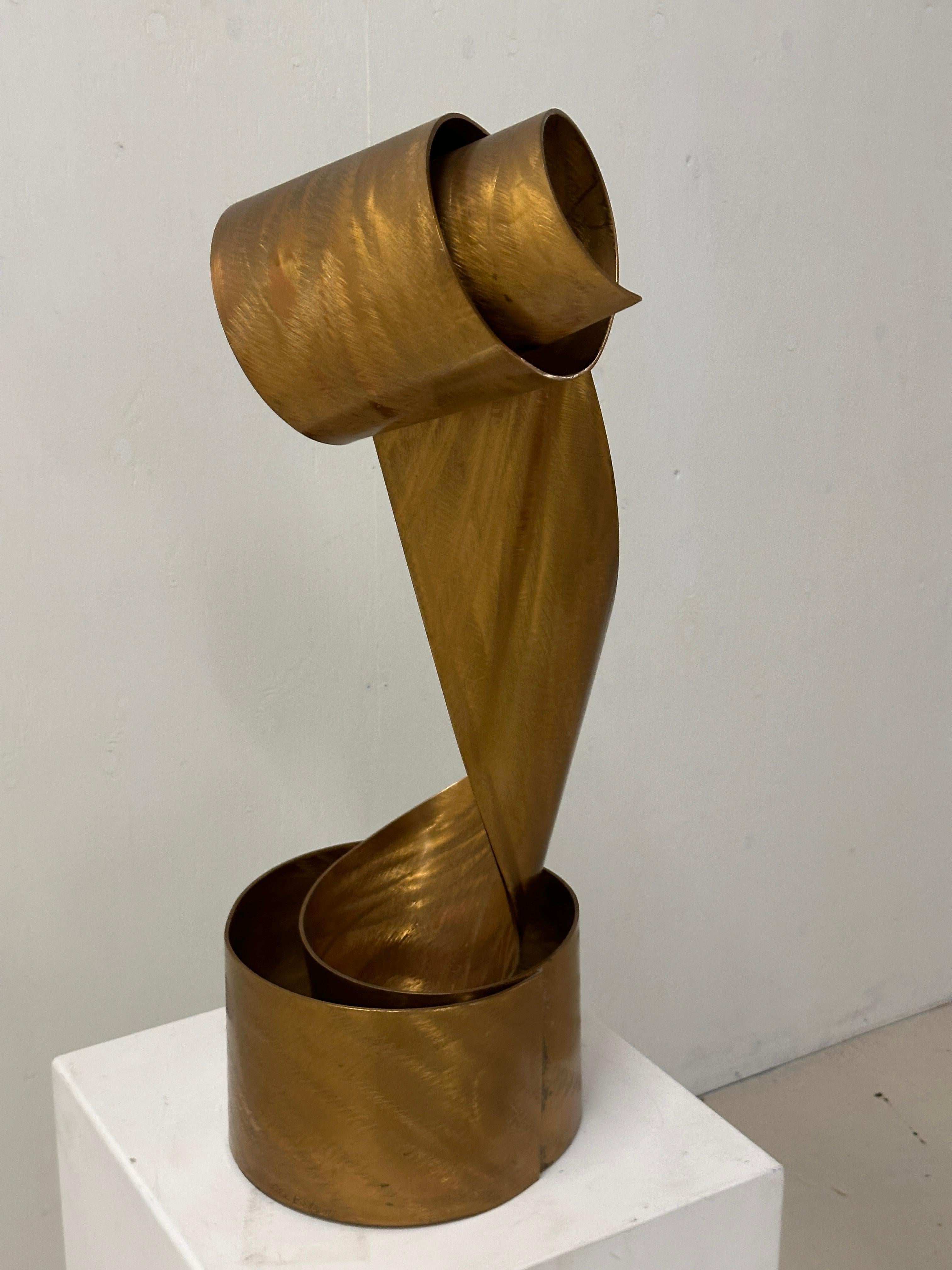 Minimalistische vertikale fließende Skulptur „Golden Wave“ von Lila Katzen im Angebot 2