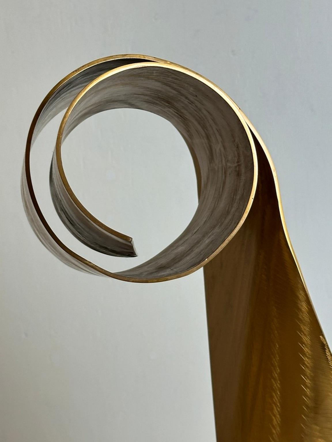 Minimalistische vertikale fließende Skulptur „Golden Wave“ von Lila Katzen im Angebot 3