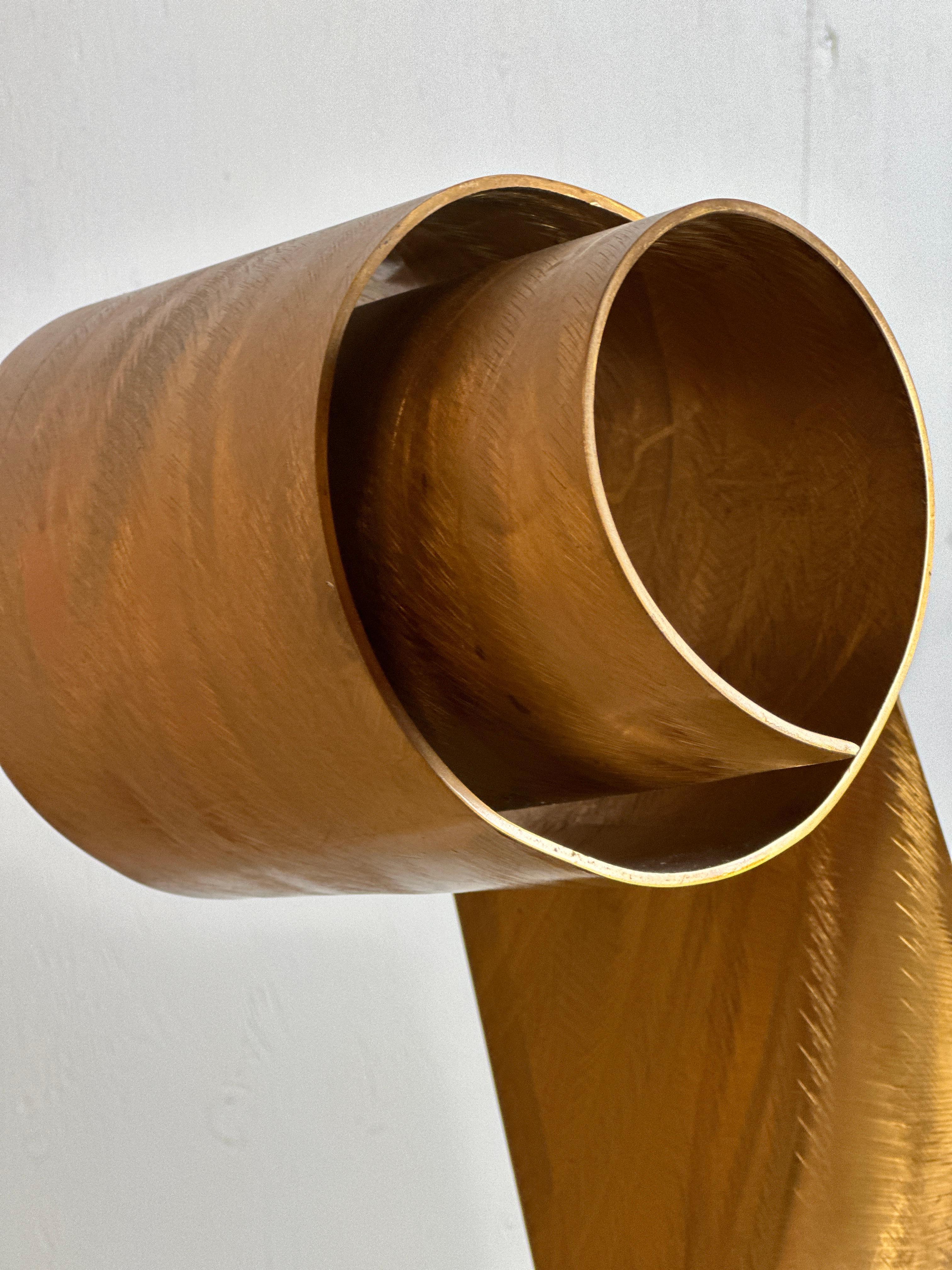Minimalistische vertikale fließende Skulptur „Golden Wave“ von Lila Katzen im Angebot 4