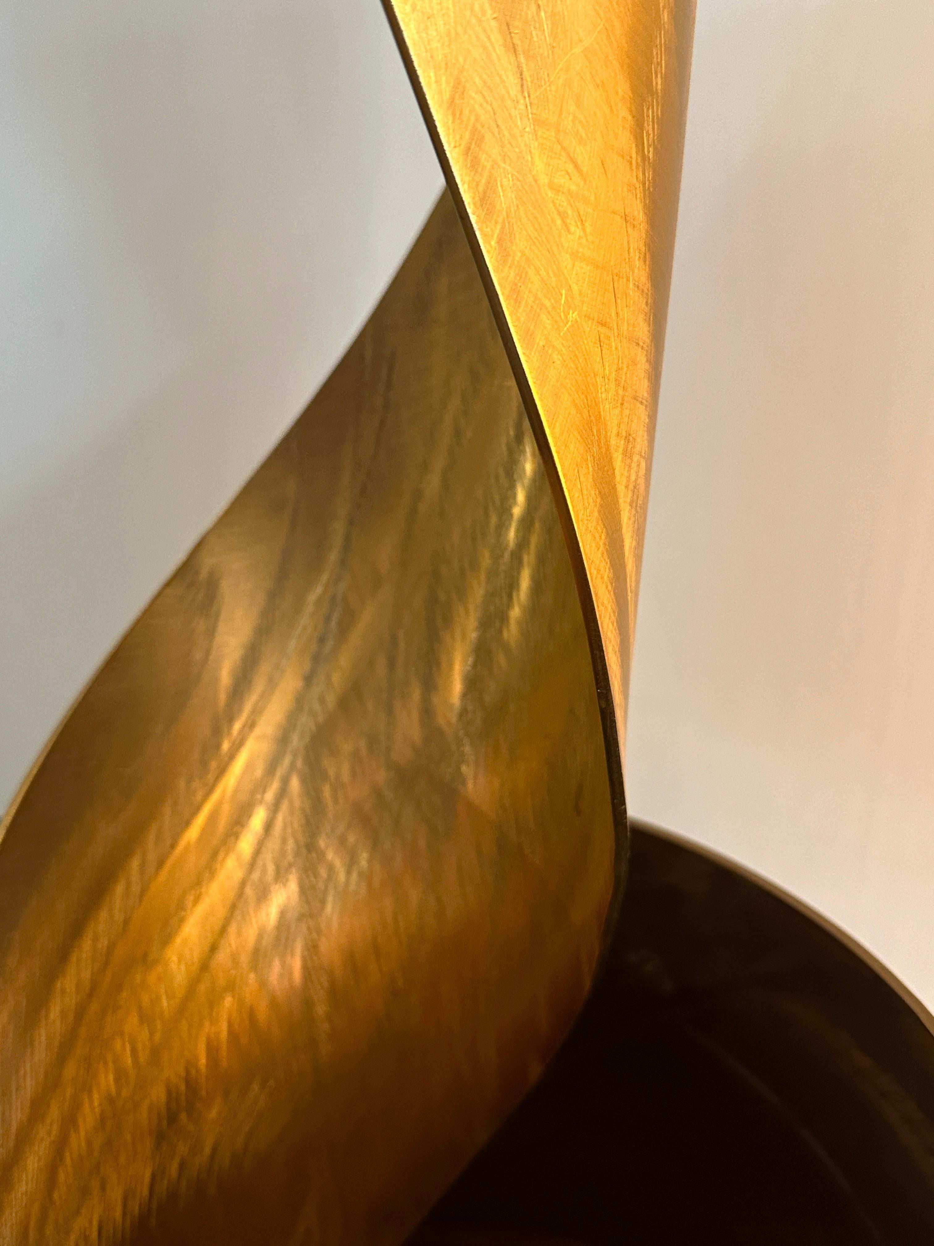 Minimalistische vertikale fließende Skulptur „Golden Wave“ von Lila Katzen im Angebot 6