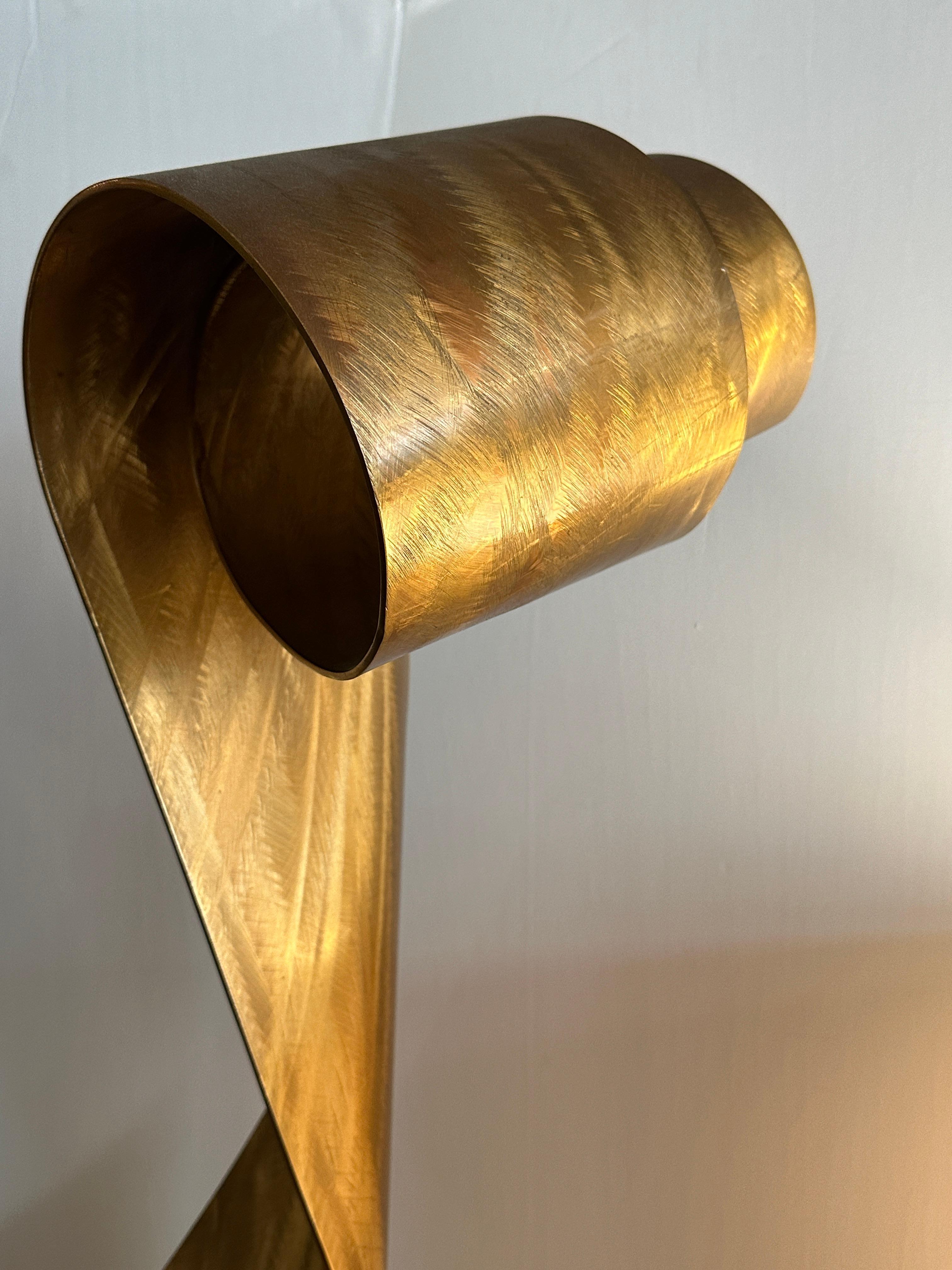 Minimalistische vertikale fließende Skulptur „Golden Wave“ von Lila Katzen im Angebot 7
