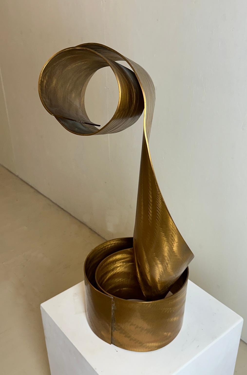 Minimalistische vertikale fließende Skulptur „Golden Wave“ von Lila Katzen im Angebot 8