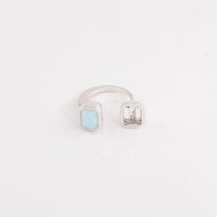 Lila-Ring mit Opal und weißem Topas in Rhodium