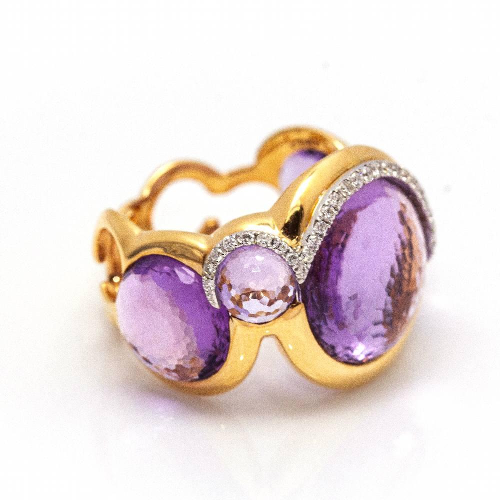 Esclusivo anello in oro rosa con diamanti per donna: diamanti taglio Brilliante con un peso totale di 0,18 carati in qualità G/Vs e 5x ametiste con taglio cabochon sfaccettato.  Taglia 16  Oro rosa 18kt  9,0 grammi  Articolo nuovo di zecca  Rif.