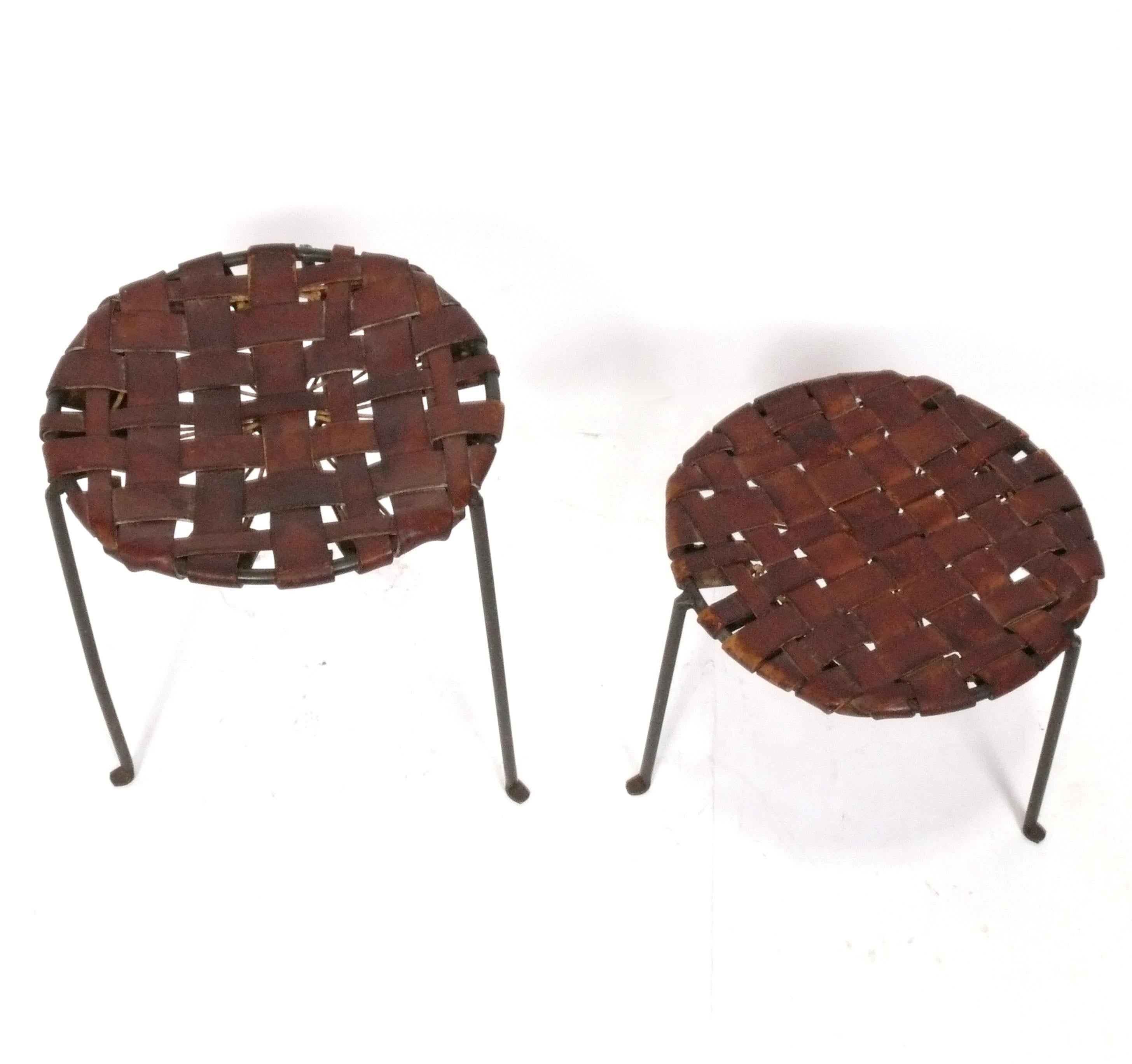 Sgabelli chic in pelle intrecciata e ferro, disegnati da Lila Swift and Donald Monell Woven, Stati Uniti, anni '50 circa. Conservano la loro calda patina originale. Il prezzo è di $1600 l'uno o $2850 per la coppia. Lo sgabello più grande misura