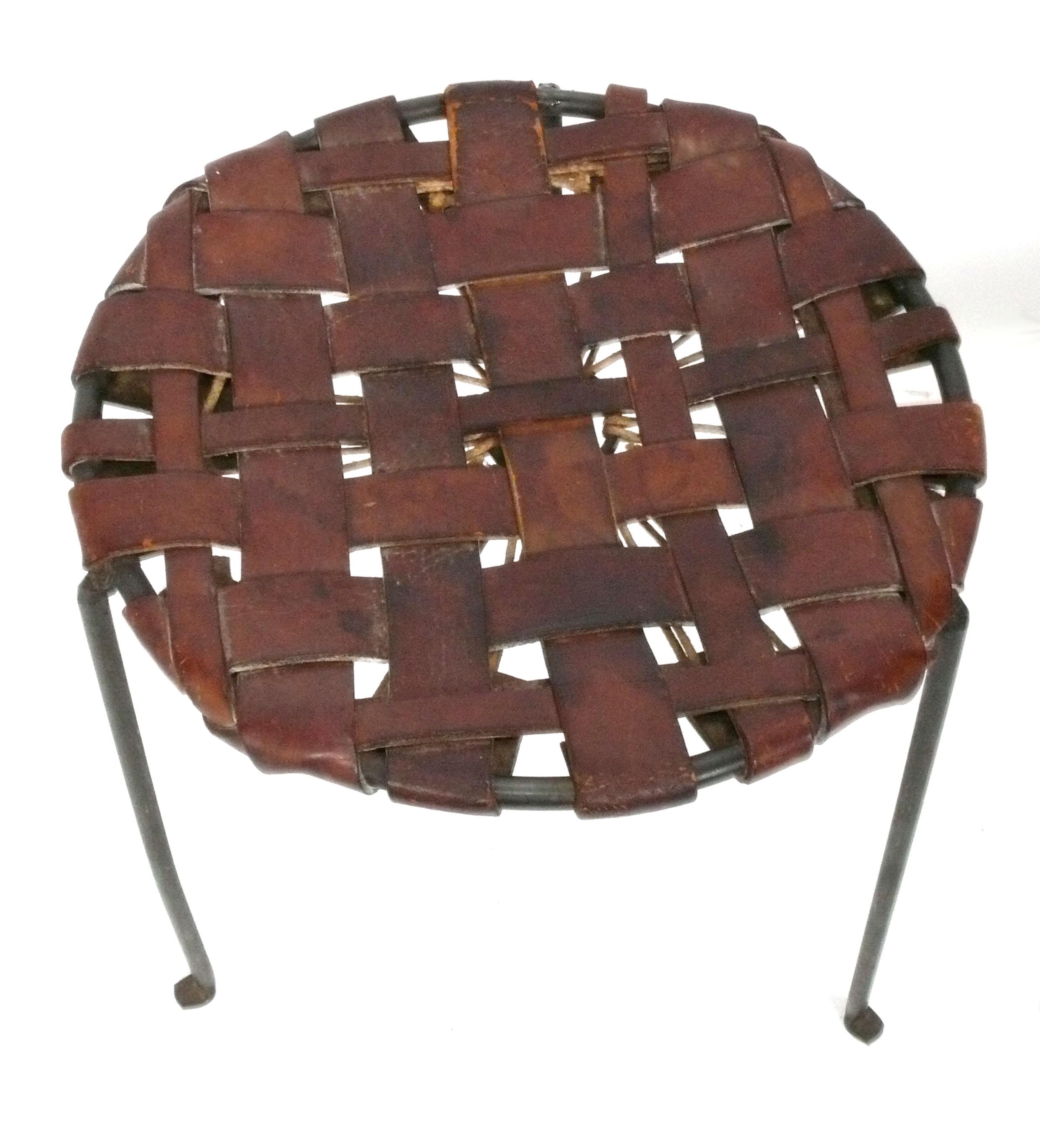 Mid-Century moderno Sgabelli in pelle intrecciata e ferro di Lila Swift e Donald Monell in vendita