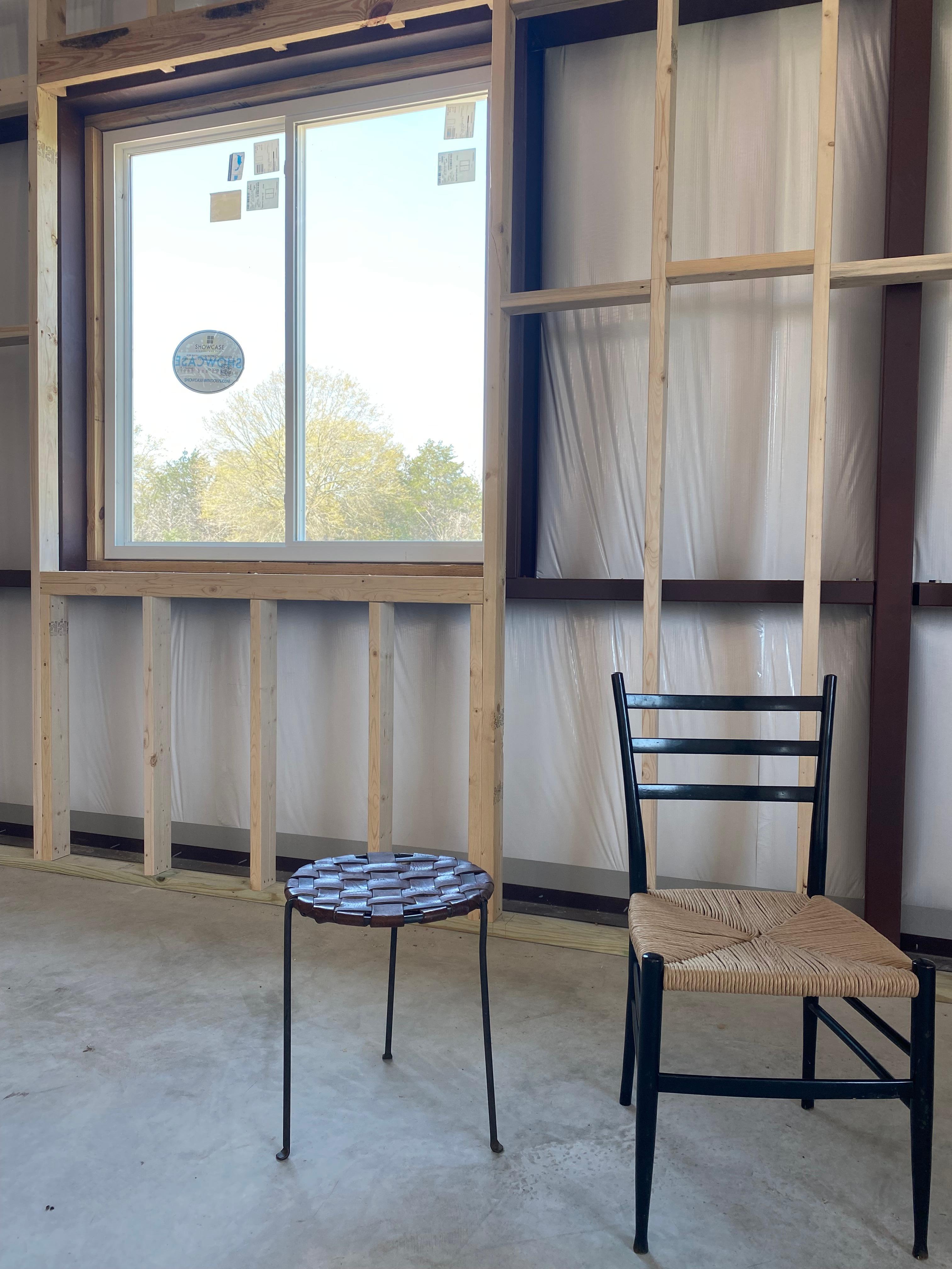 Mid-Century moderno Sgabello in pelle intrecciata e ferro di Lila Swift and Donald Monell in vendita