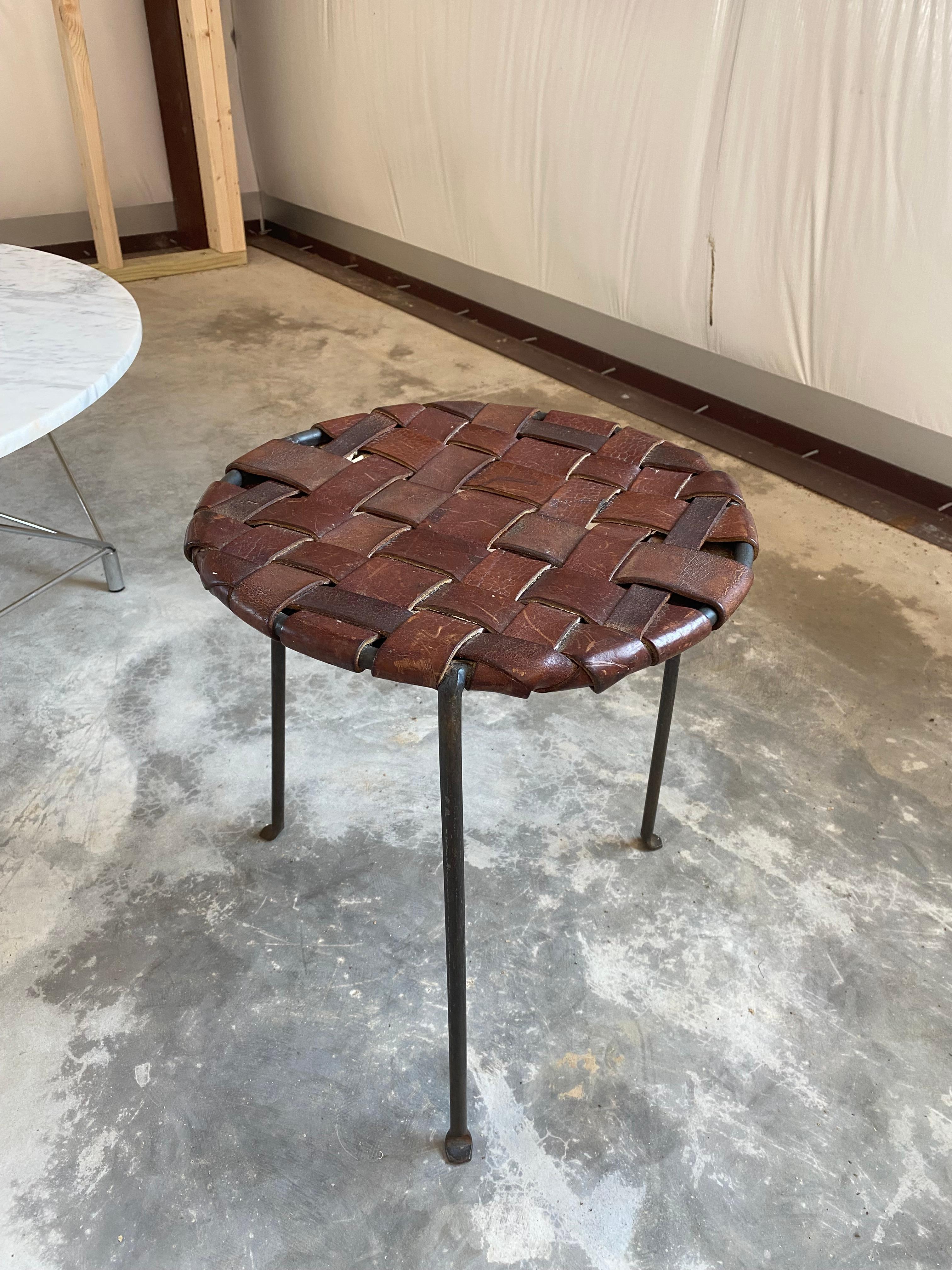 Sgabello in pelle intrecciata e ferro di Lila Swift and Donald Monell In condizioni buone in vendita a Round Top, TX