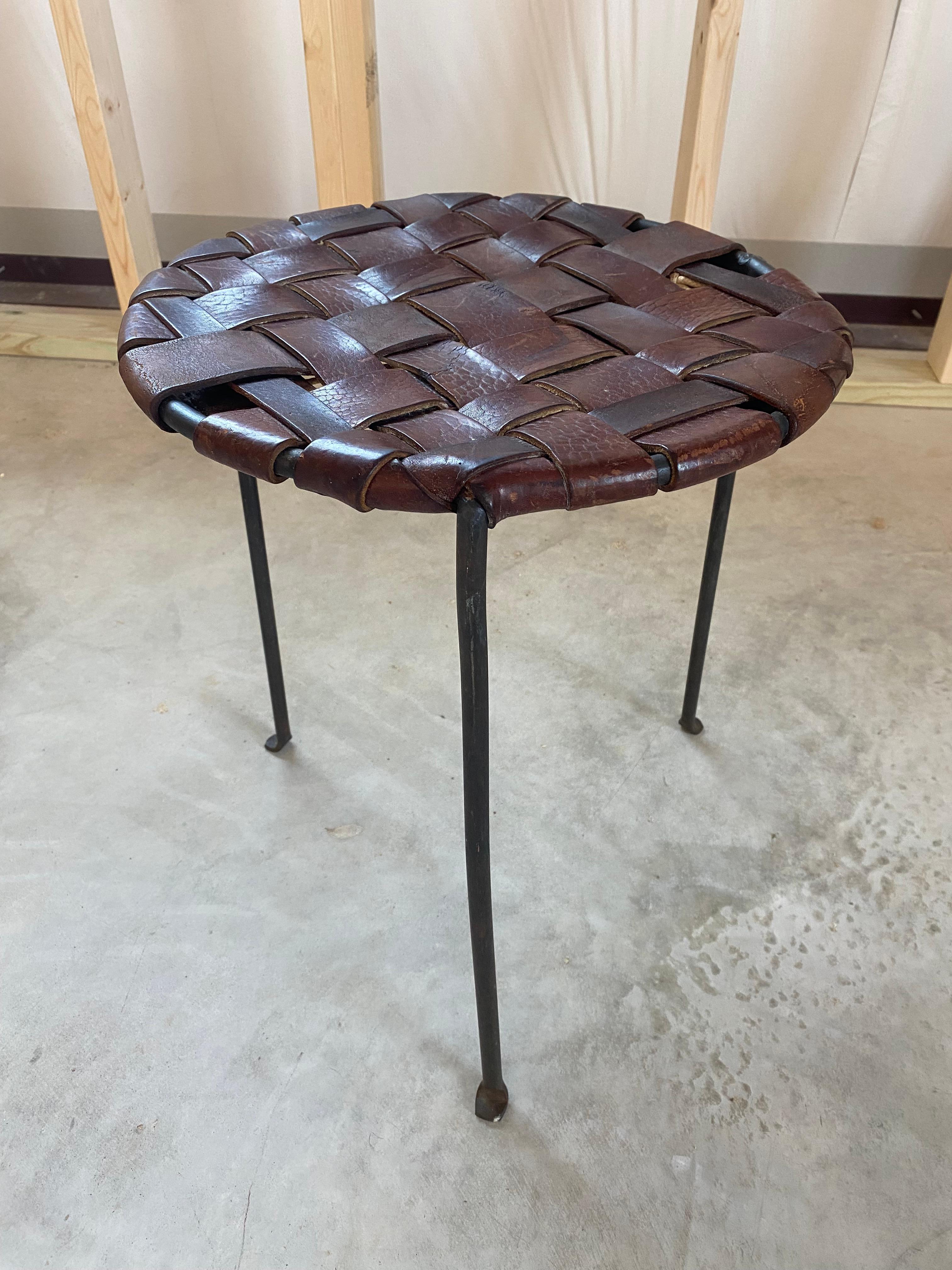 Sgabello in pelle intrecciata e ferro di Lila Swift and Donald Monell in vendita 1