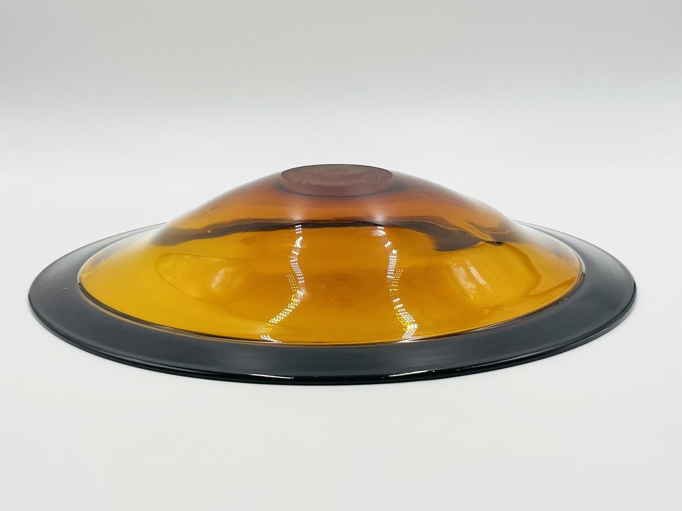 Verre d'art Bol en verre d'art lilas et ambré XL par Correia, signé, daté et avec certificat d'authenticité en vente