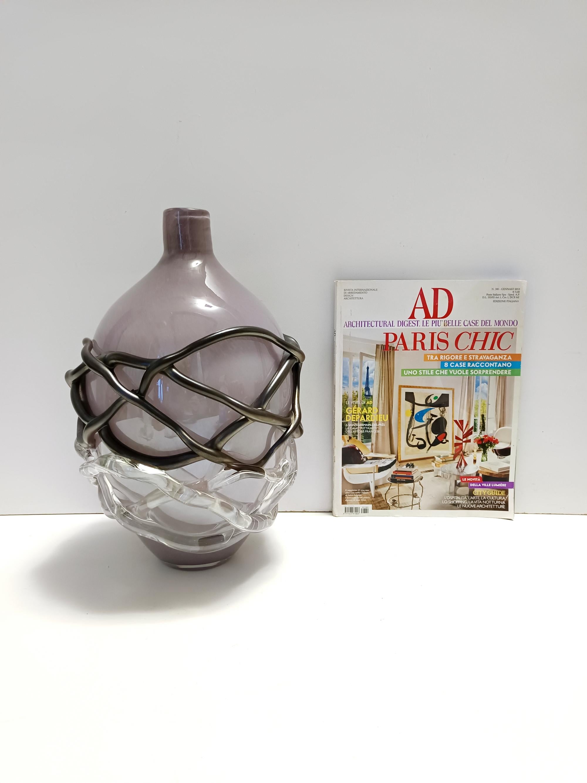 Postmoderno Vaso in vetro di Murano lilla e nero iridescente di Sergio Costantini, Italia anni '90 in vendita