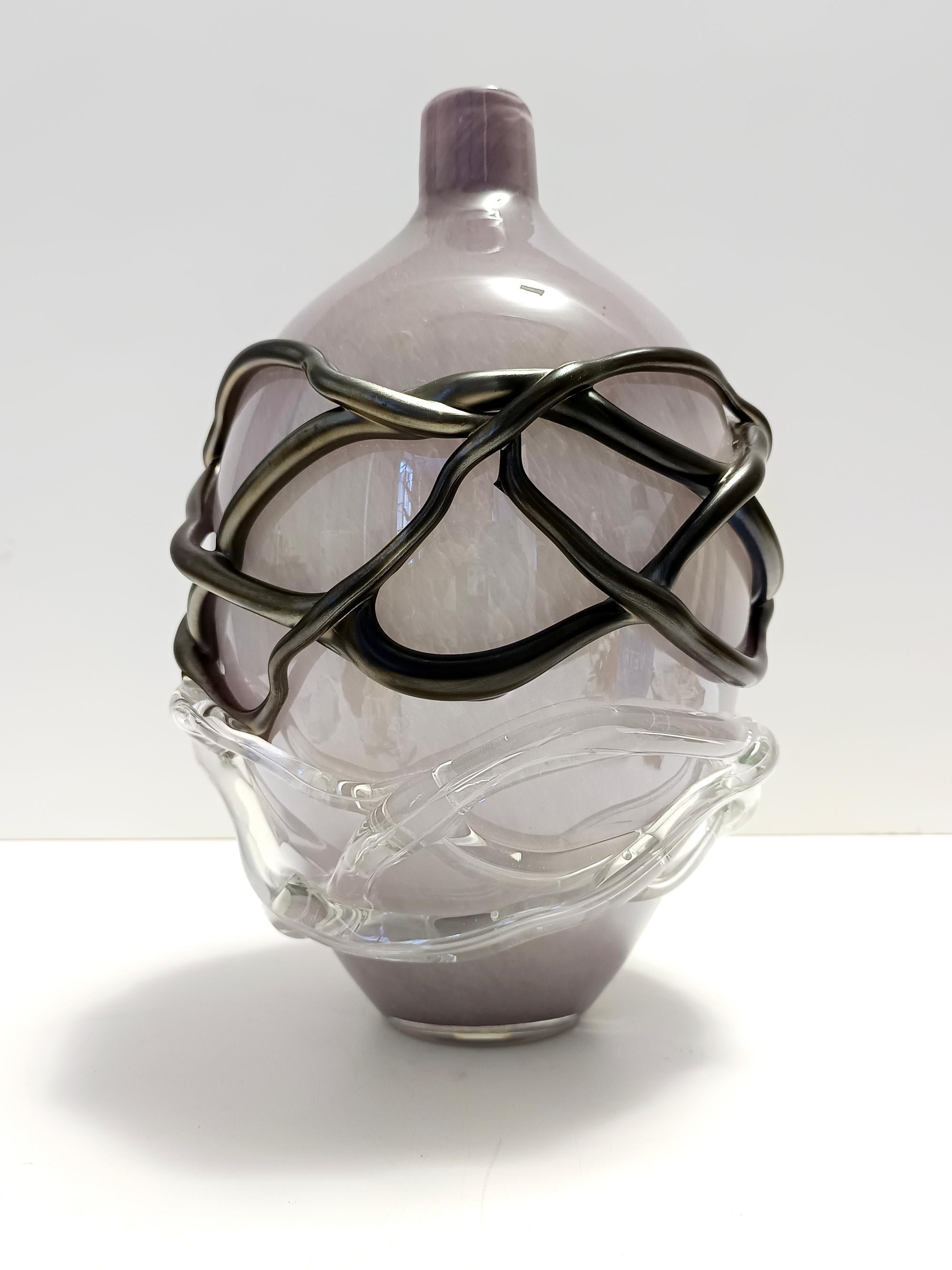 Vaso in vetro di Murano lilla e nero iridescente di Sergio Costantini, Italia anni '90 In condizioni ottime in vendita a Bresso, Lombardy