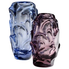 Juego de dos jarrones de cristal checo en tonos lila y azul, diseñados por Jan Beranek para Skrdlovice, hacia 1960