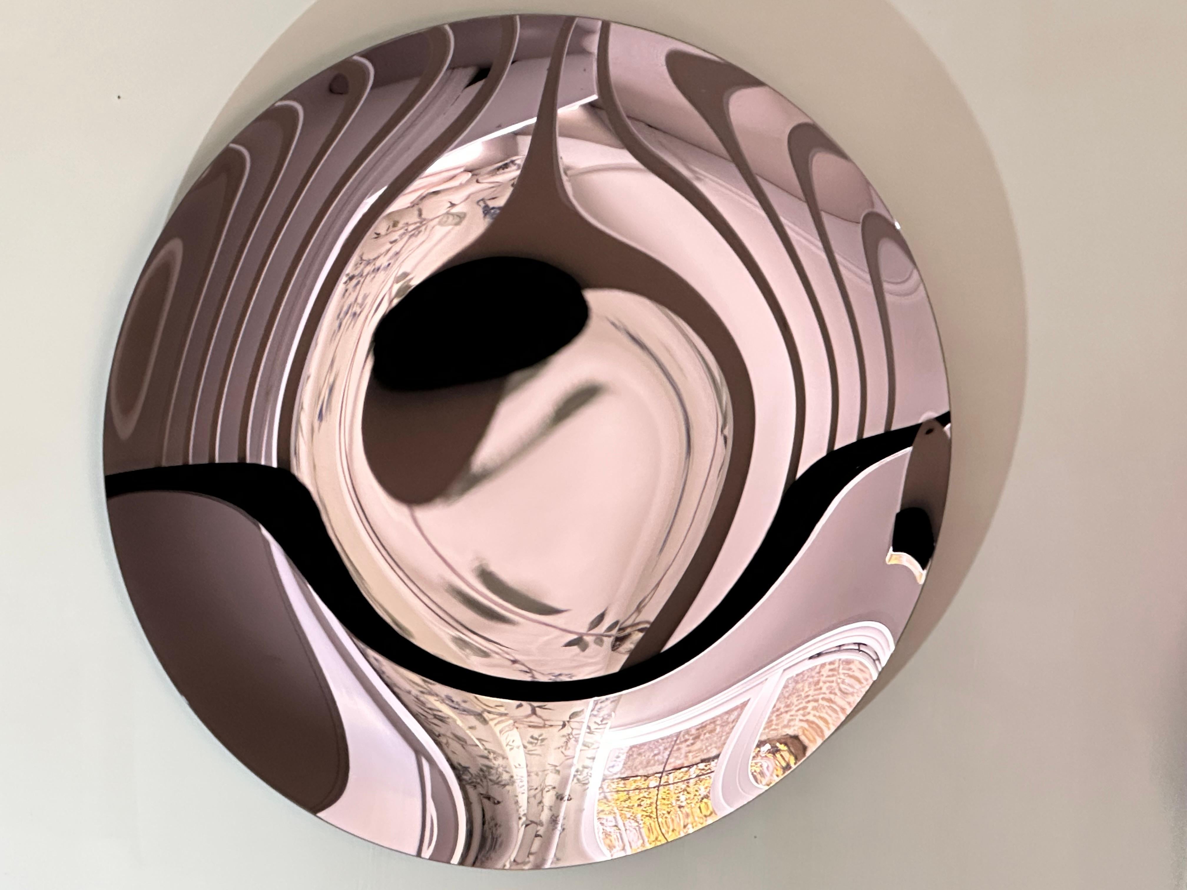 Dieser hochdekorative lilafarbene konkave Wandspiegel / Kunstwerk ist ein Blickfang und verleiht jedem Raum Eleganz. 

Der Spiegel wird nach traditionellen Methoden versilbert und aus 6 mm starkem, eisenarmem Glas mit einer Wölbung von 6 cm