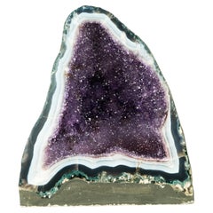 Lilas Galaxy Amethyst Crystal Geode sur matrice de dentelle bleue et blanche