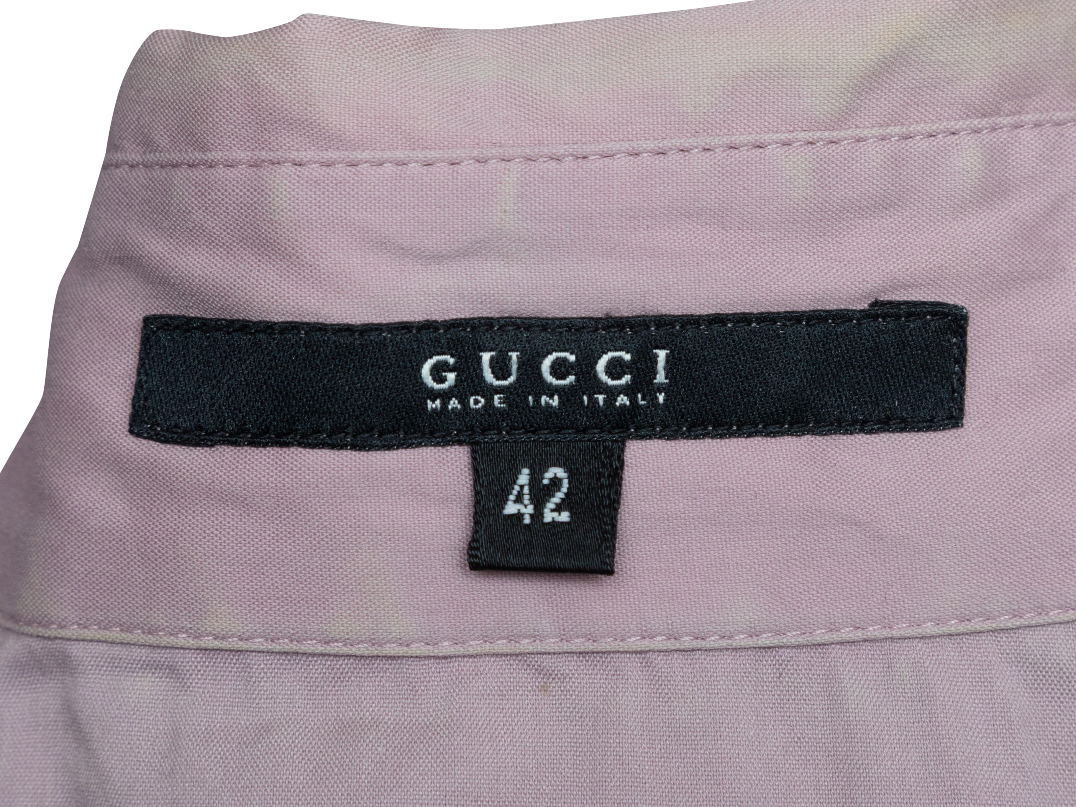 Top boutonné à manches longues, coloris lilas, signé Gucci. Col pointu. Fermeture à boutons cachés sur le devant. Poitrine de 34