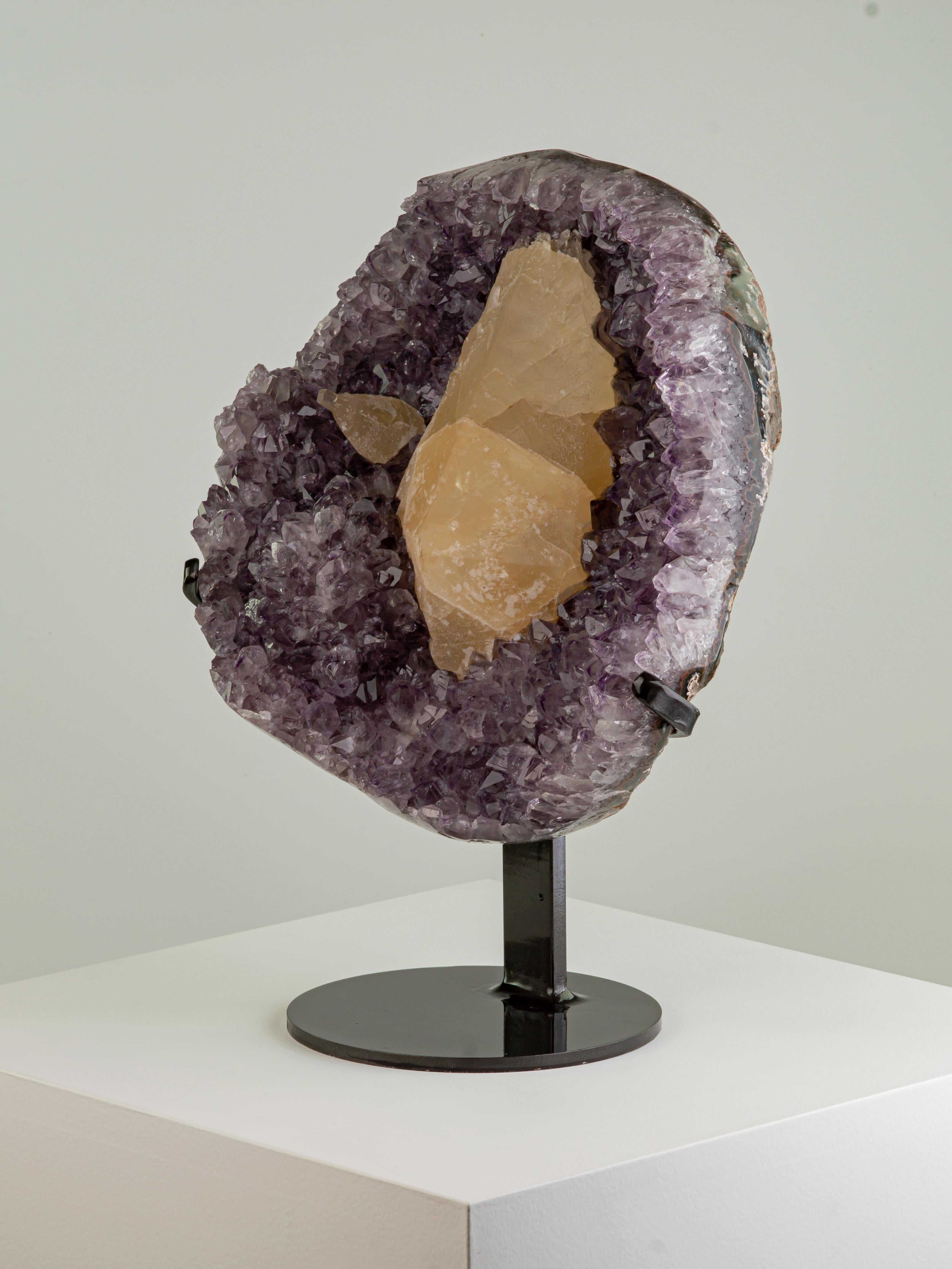 Lilac Half Geode with a Calcite Formation In Good Condition For Sale In London, GB