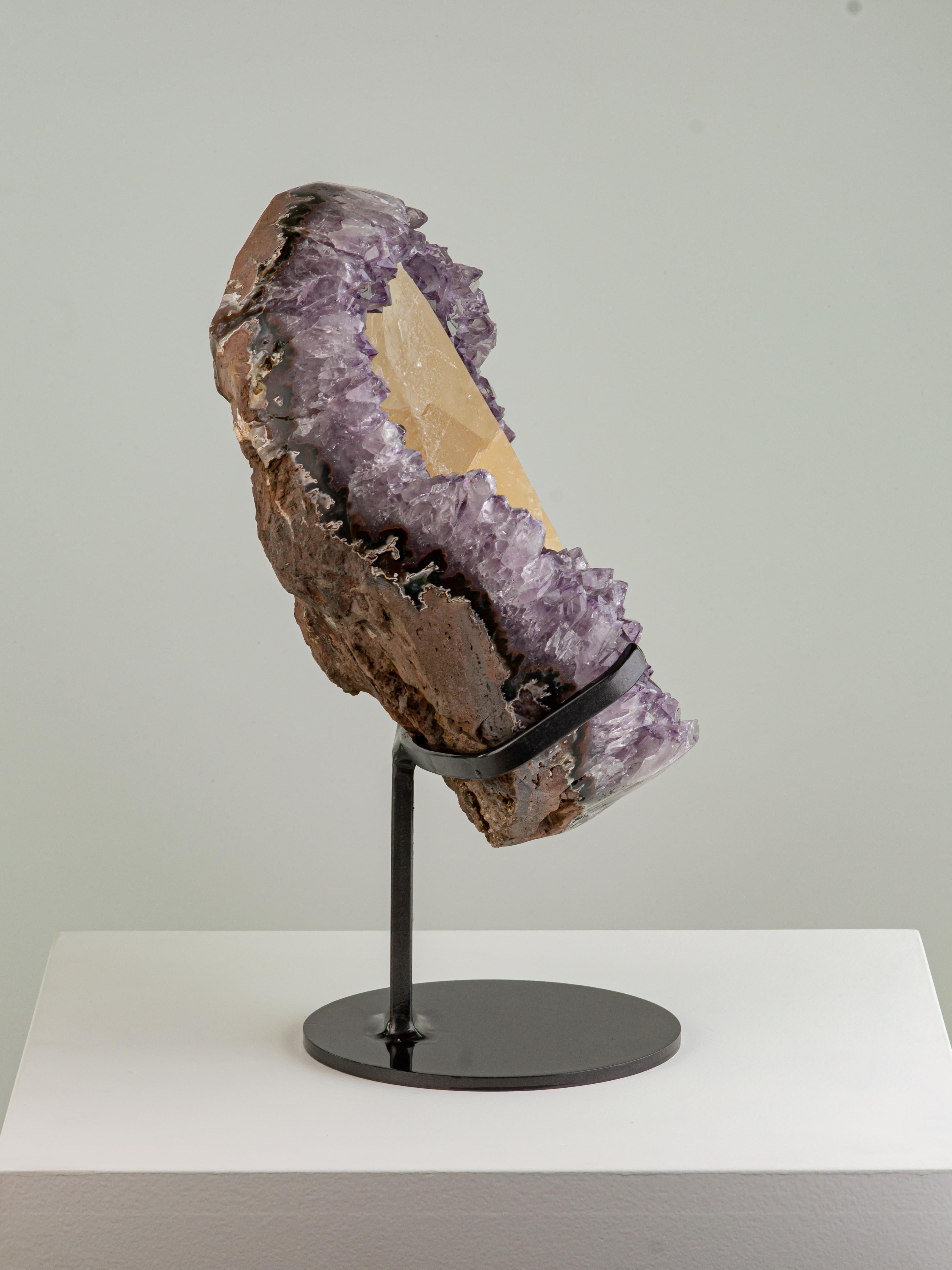 Agata Mezzo geode lilla con formazione di calcite in vendita