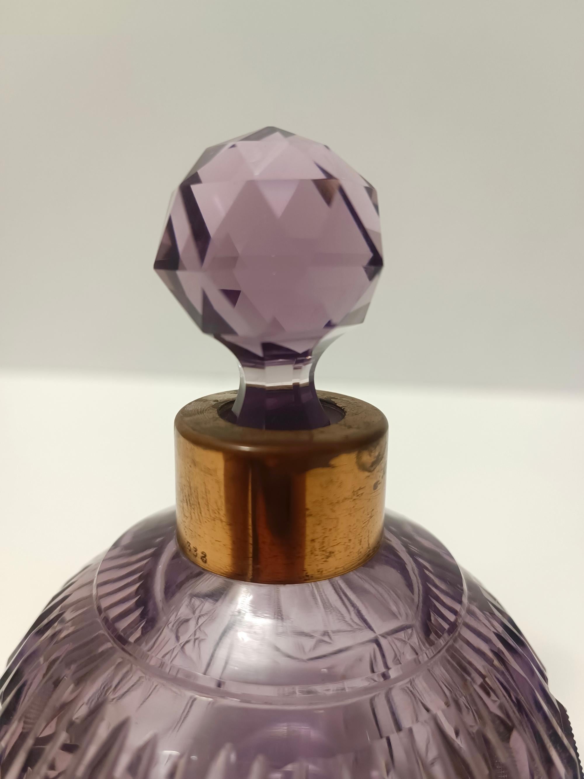 Bouteille de parfum lilas en cristal taillé à la main et laiton, Italie en vente 3