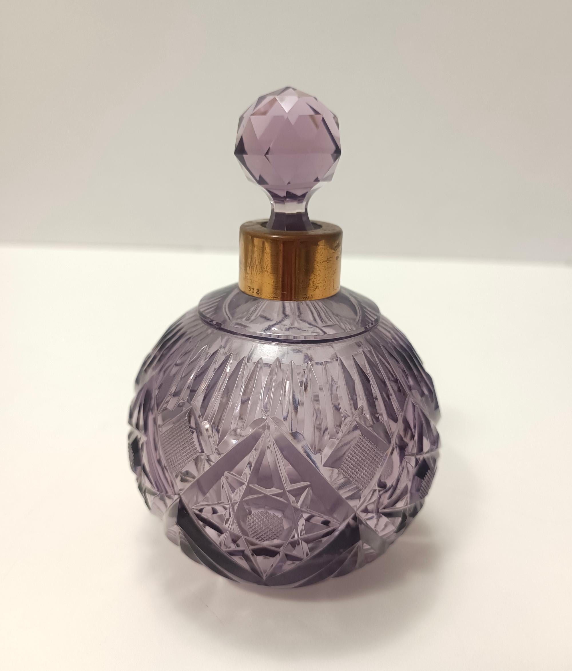 Fabriqué en Italie, années 1940 - 1950. 
Ce flacon de parfum est fabriqué en verre de cristal taillé et en laiton. 
Il s'agit d'une pièce vintage, qui peut donc présenter de légères traces d'utilisation, mais qui peut être considérée comme étant en