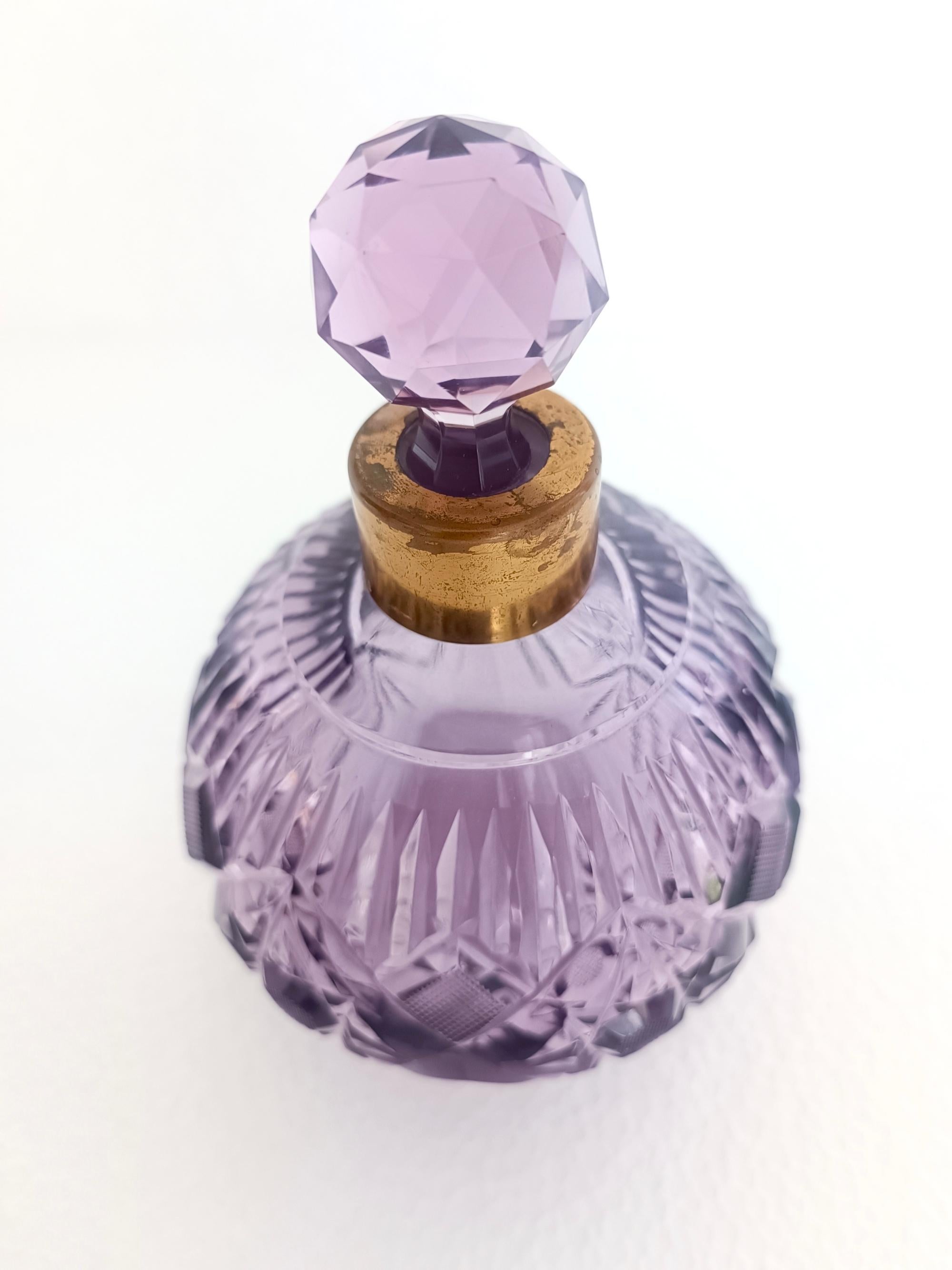 Mid-Century Modern Bouteille de parfum lilas en cristal taillé à la main et laiton, Italie en vente