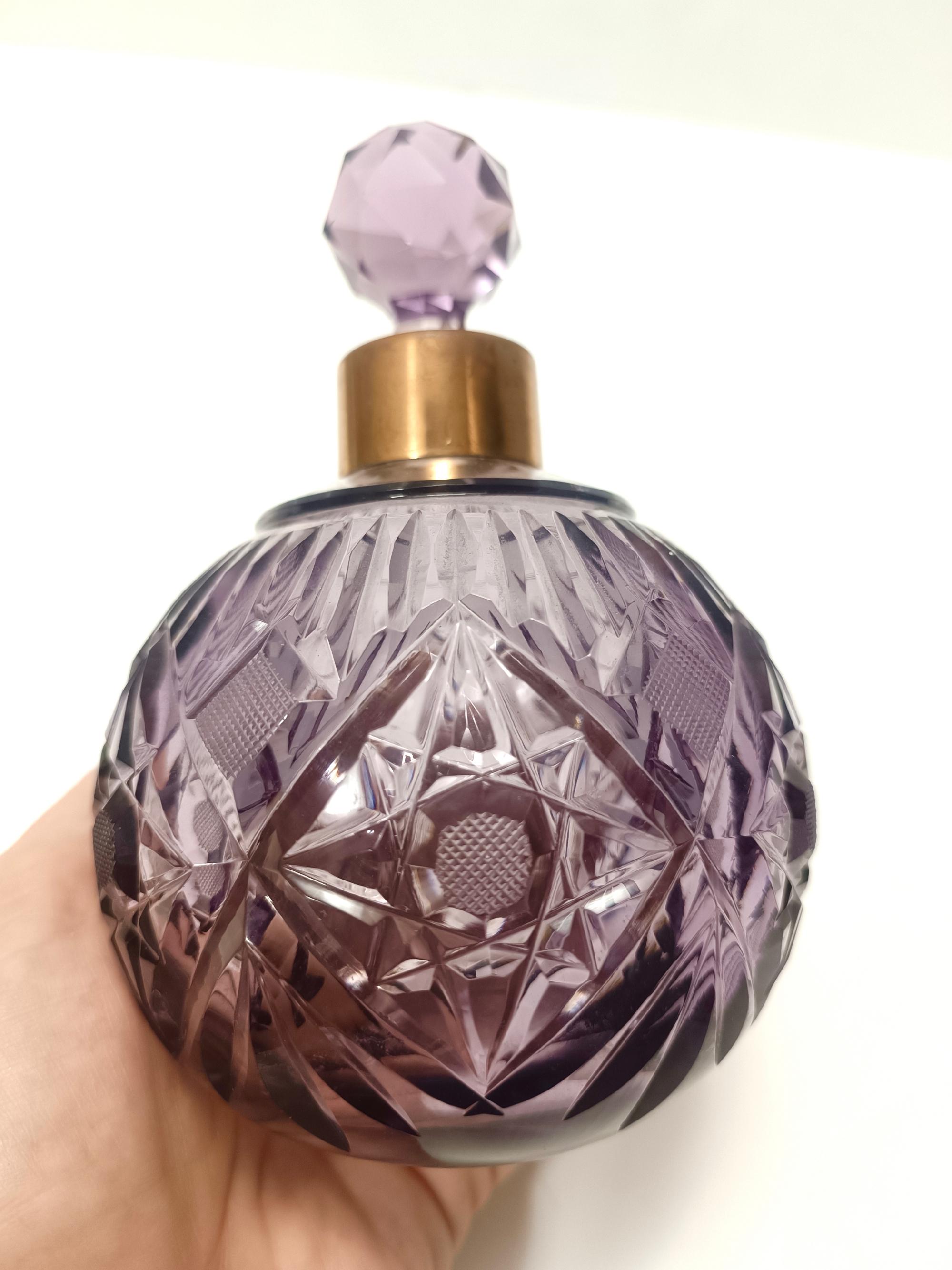 italien Bouteille de parfum lilas en cristal taillé à la main et laiton, Italie en vente